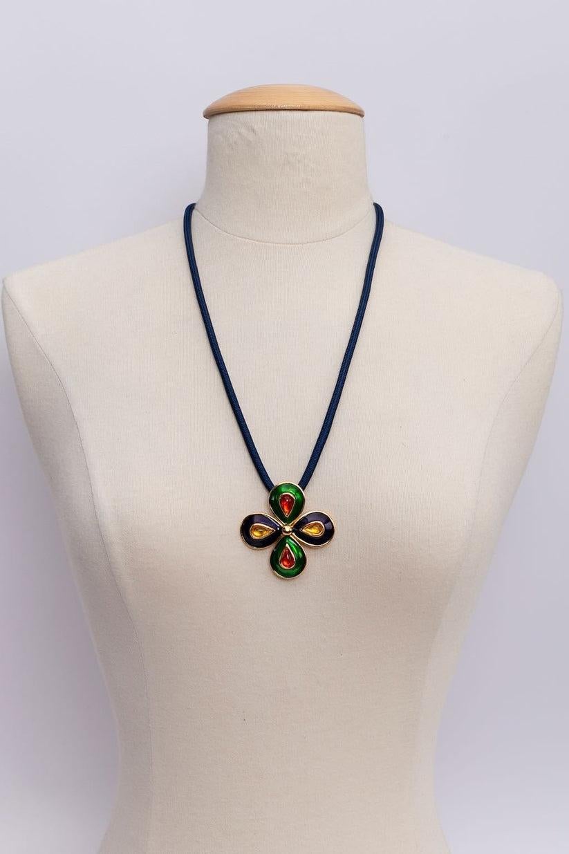 Yves Saint Laurent (Made in France) Adjustable necklace made of a blue rope and adorned with a gilted metal enamelled pendant.

Additional information: 

Dimensions: 
Length: 64 cm (25.19 in) - Pendent: 5 cm (1.97 in) x 5 cm (1.97 in) 

Condition: