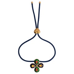 Collana con ciondolo in metallo smaltato di Yves Saint Laurent