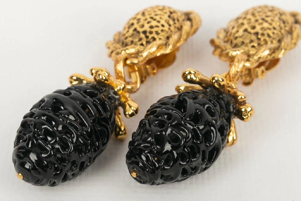 Yves Saint Laurent Gold and Black Glass Paste Clip Earrings In Excellent Condition For Sale In SAINT-OUEN-SUR-SEINE, FR