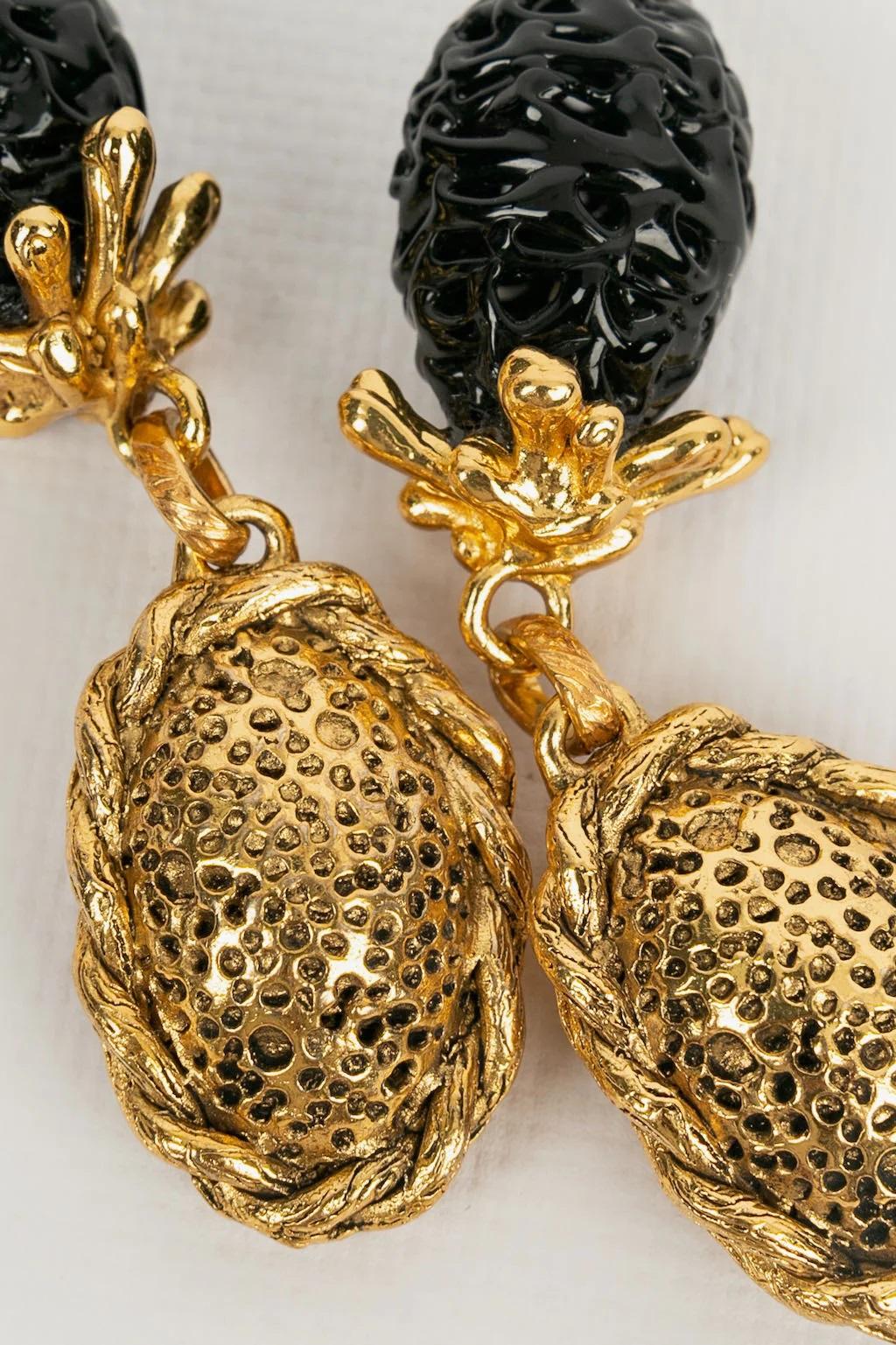 Women's Yves Saint Laurent Gold and Black Glass Paste Clip Earrings For Sale
