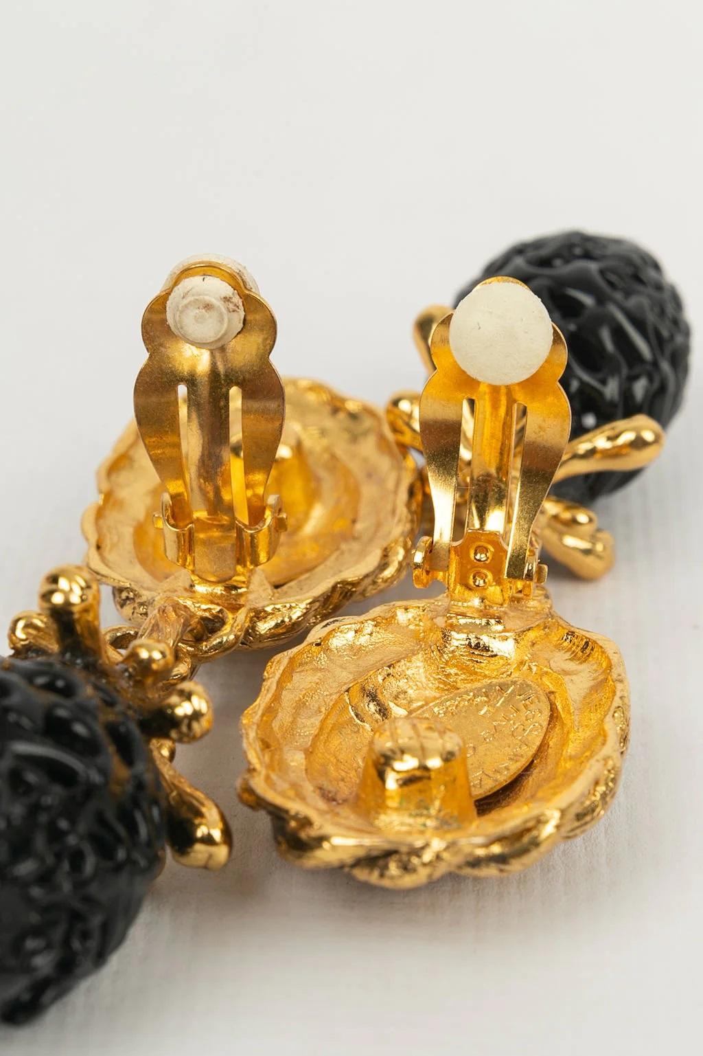 Yves Saint Laurent Gold and Black Glass Paste Clip Earrings For Sale 1