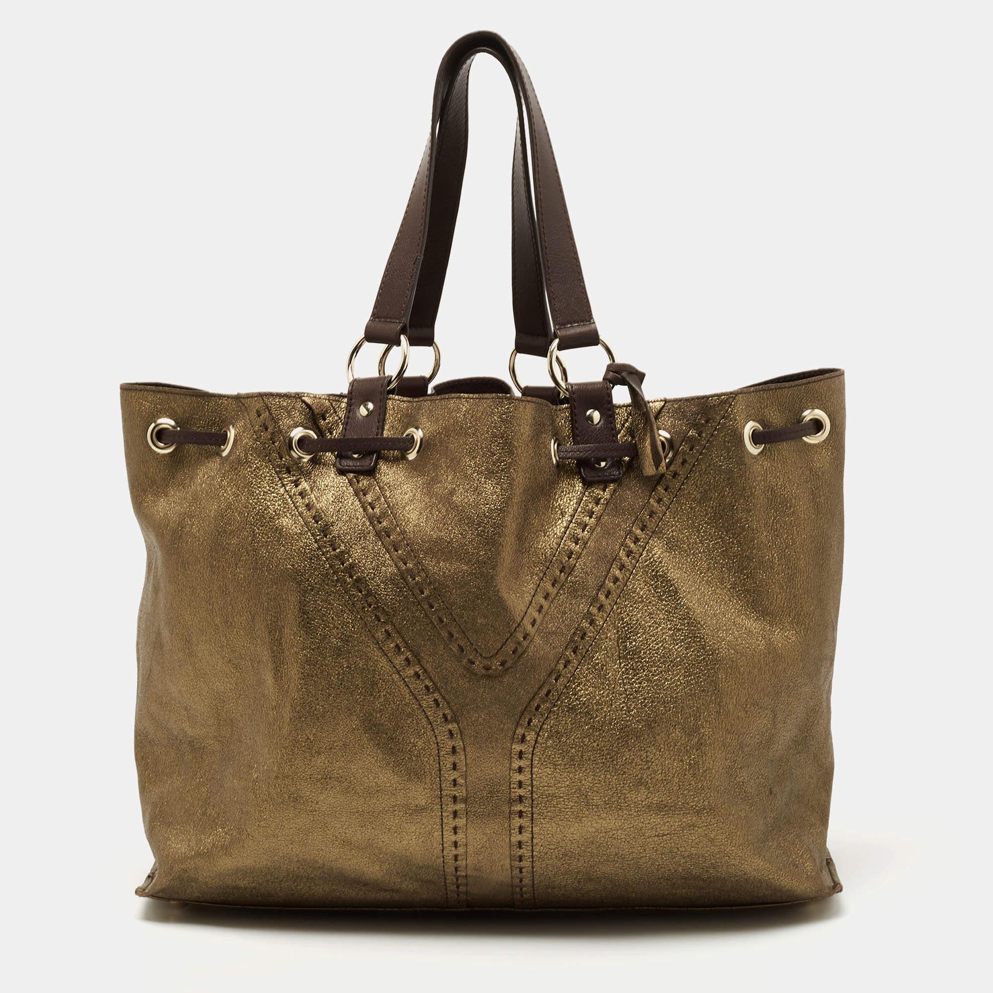 Know to create stylish, sophisticated, and timeless designs, this is a brand worth investing in. The bags that come from this label's atelier are exquisite. This tote bag is no different. It has been made from quality materials and comes with an