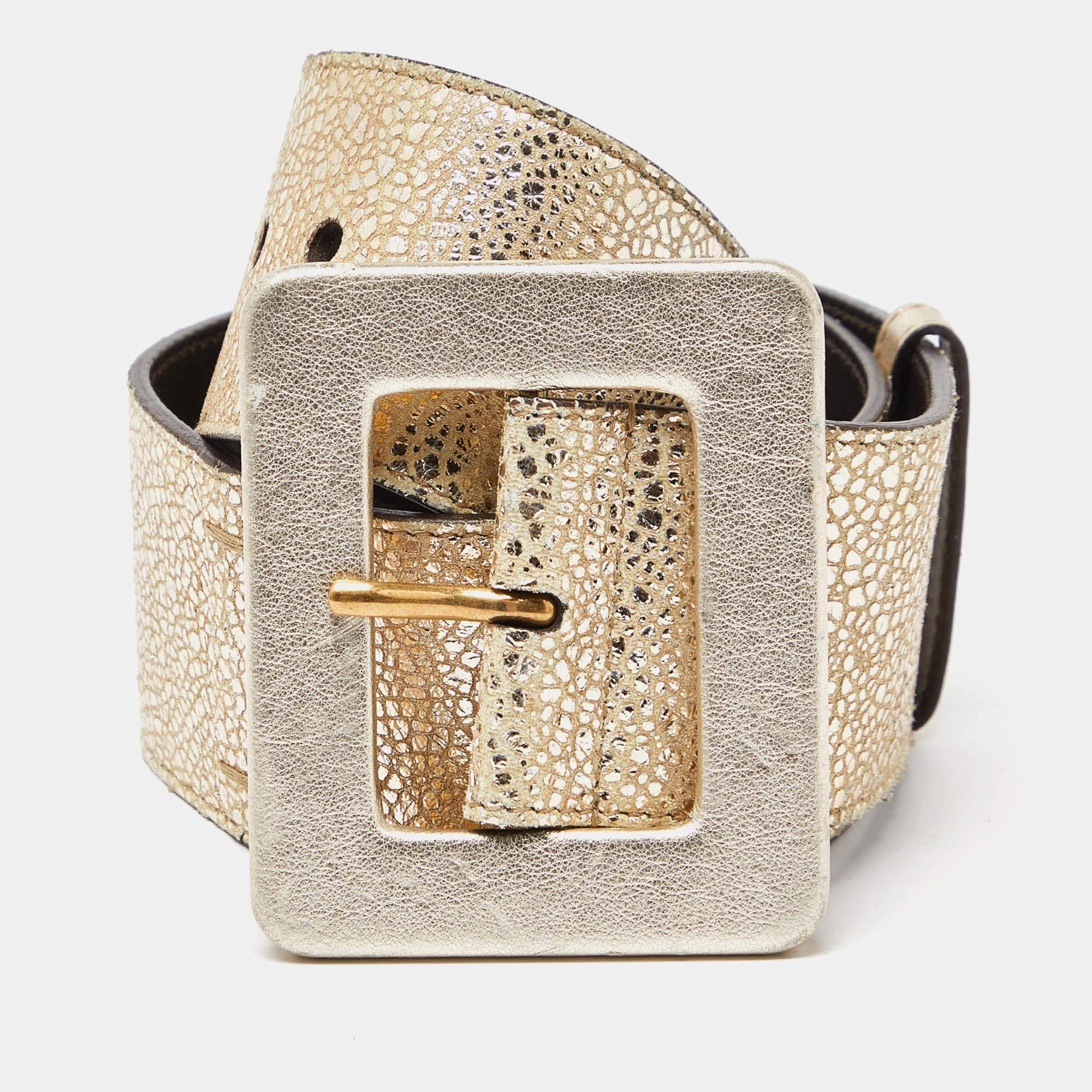 Add a luxe finish to your OOTD with this Yves Saint Laurent gold belt. It is carefully crafted to last well and boost your style for a long time.