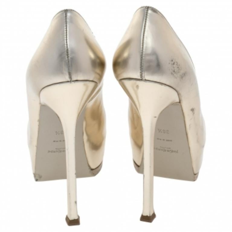 Fashionable and chic, these Tribtoo pumps from Yves Saint Laurent will cut an alluring silhouette from day to night. Crafted from leather, the pumps have a gold hue, concealed platforms, and 15 cm heels. Style the pair with anything from denim to