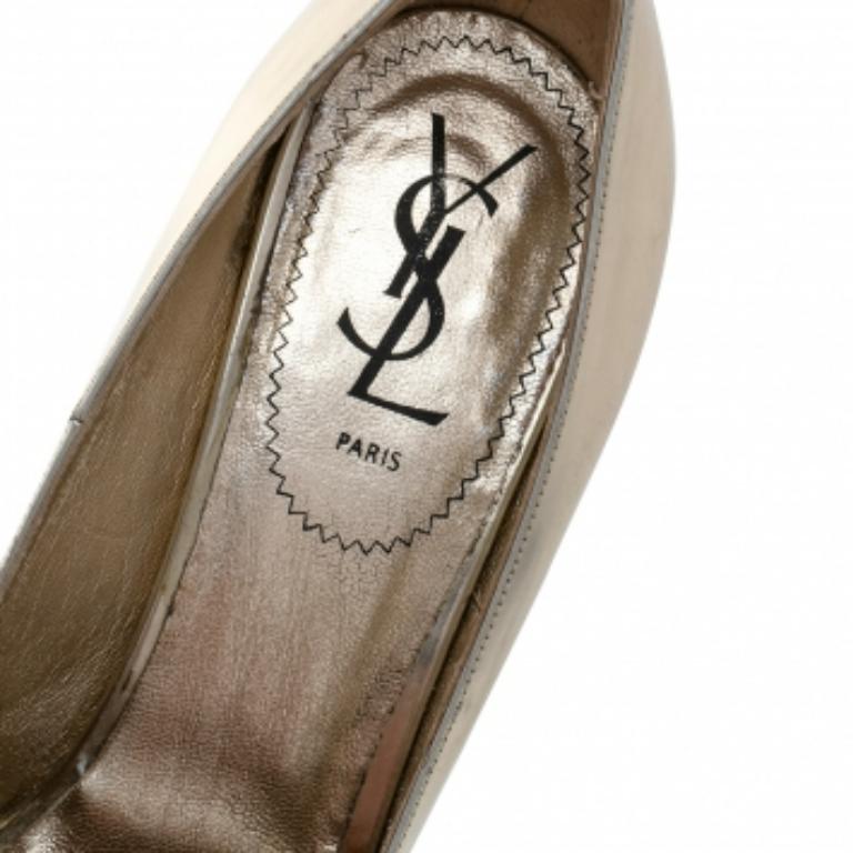 Yves Saint Laurent Bombas de plataforma Tribtoo de piel dorada talla 38.5 en Bueno estado para la venta en Dubai, Al Qouz 2