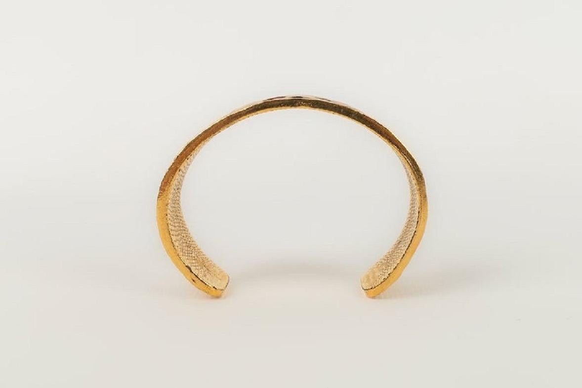Yves Saint Laurent Bracelet en métal doré et émail en vente 1