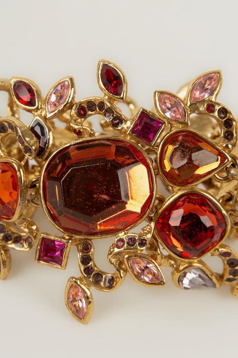 Yves Saint Laurent - Gold metal and rhinestone bracelet in shades of red, pink and pink. Unsigned jewel.

Additional information:

Dimensions: 
Length: 18 cm

Condition: 
Very good condition

Seller Ref number: BRA162