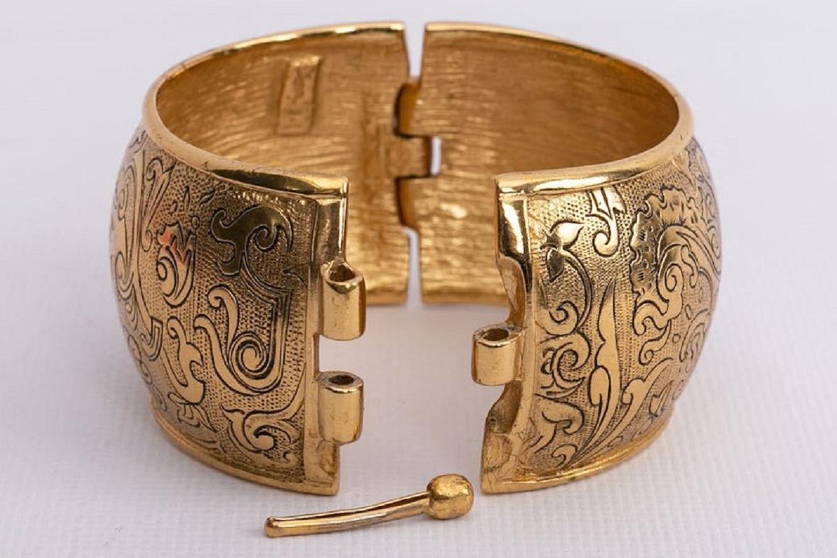 Bracelet manchette en métal doré Yves Saint Laurent en vente 1