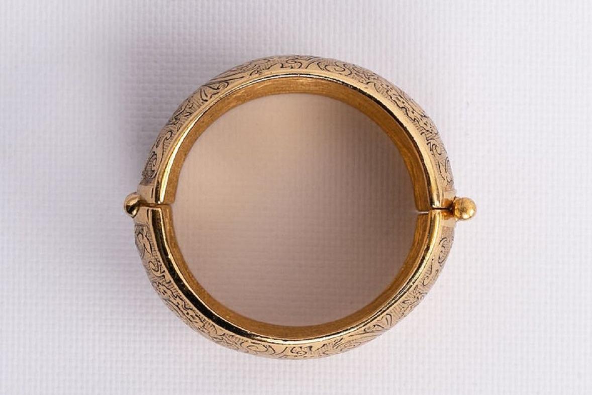 Bracelet manchette en métal doré Yves Saint Laurent en vente 3