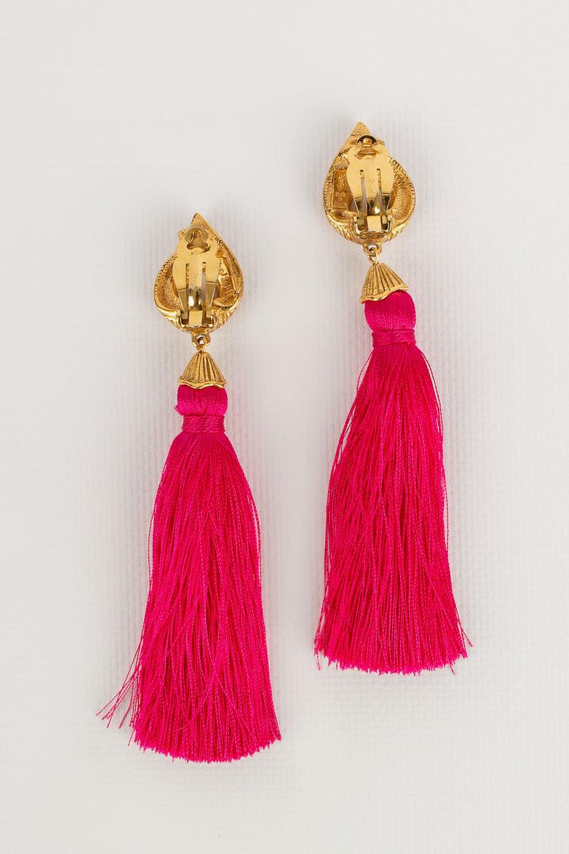 Yves Saint Laurent - (Made in France) Gold metal earrings with pink tassels.

Additional information:
Dimensions: 12 L cm

Condition: 
Very good condition

Seller Ref number: BO54