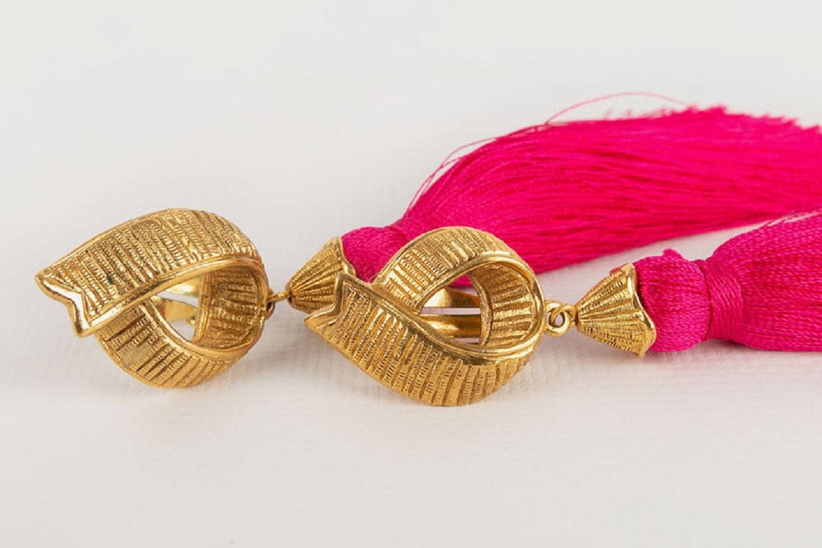 Yves Saint Laurent Gold-Metall-Ohrringe mit rosa Quasten (Künstler*in) im Angebot
