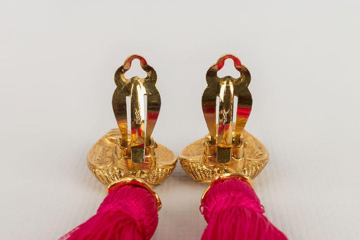 Yves Saint Laurent Gold Metal Earrings with Pink Tassels In Excellent Condition For Sale In SAINT-OUEN-SUR-SEINE, FR