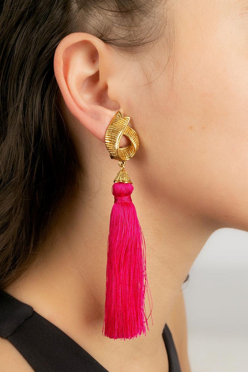 Yves Saint Laurent Gold-Metall-Ohrringe mit rosa Quasten im Angebot 3