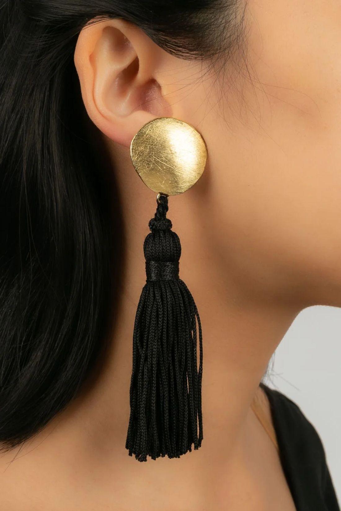 Yves Saint Laurent - (Made in France) Gold plated metal and black trimmings earrings.

Additional information:

Dimensions: 
12 cm

Condition: 
Very good condition

Seller Ref number: BO100