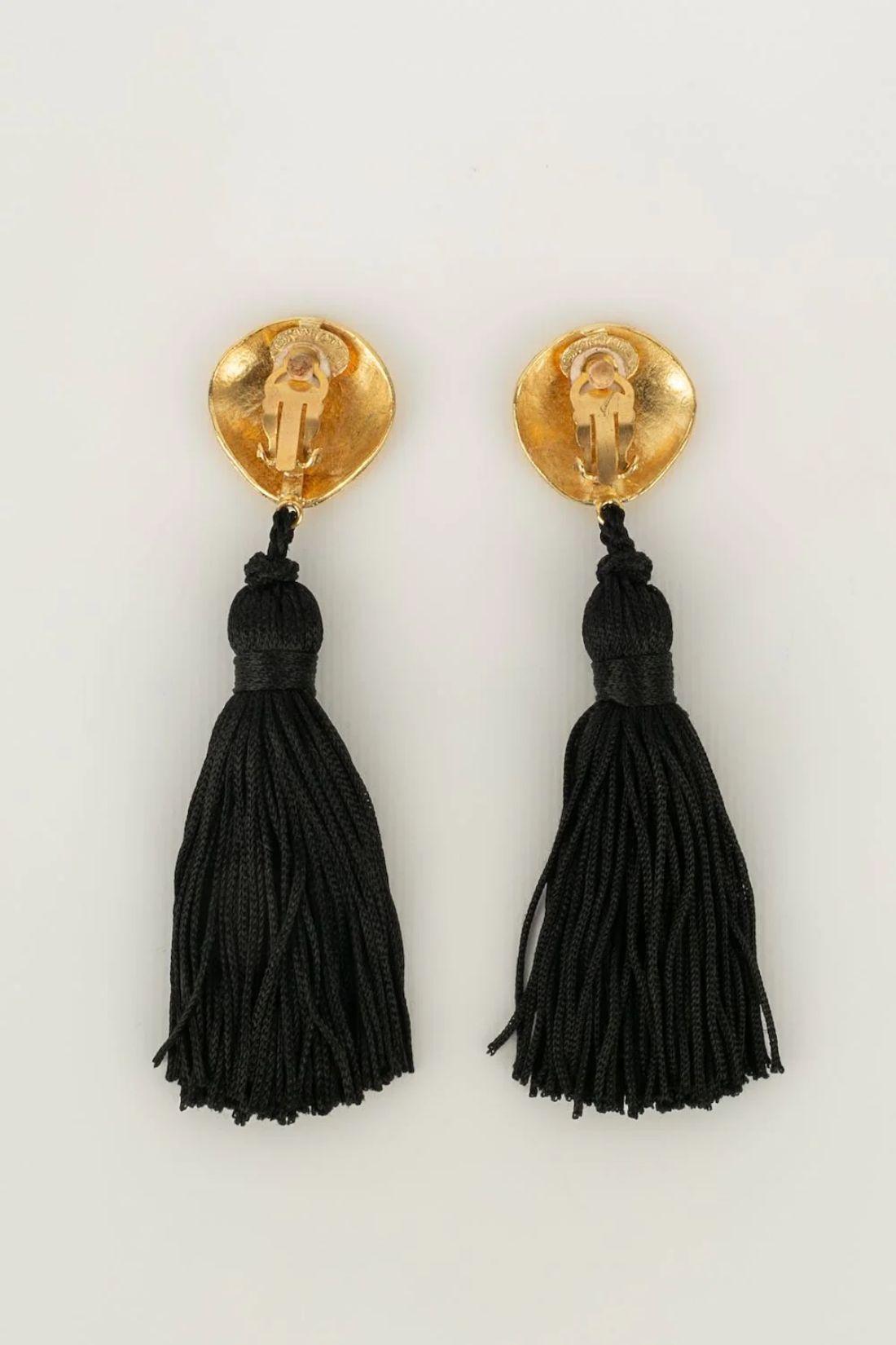 Yves Saint Laurent Gold Plated Metal and Black Trimmings Earrings In Excellent Condition For Sale In SAINT-OUEN-SUR-SEINE, FR
