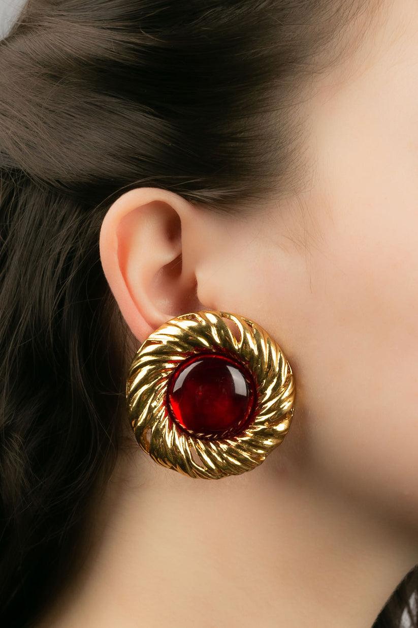 Yves Saint Laurent - (Made in France) Gold-plated metal clip earrings with red glass paste cabochons.

Additional information:
Dimensions: Ø 4.5 cm
Condition: Very good condition
Seller Ref number: BO181