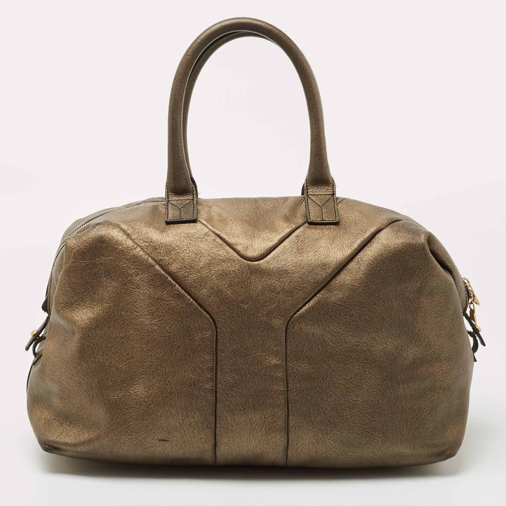 Carry this gorgeous Saint Laurent creation wherever you go and make people drool. Meticulously crafted from leather, this Easy Y has been styled with a large Y on the exterior and equipped with two top handles and a spacious fabric interior to hold