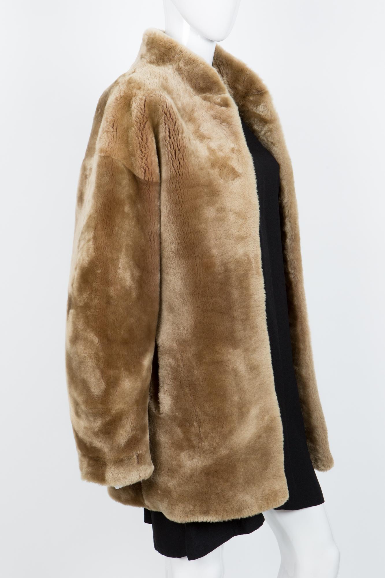 Saint Laurent gold tone shearling coat featuring an oversized look, a edge to edge closure (no hooks or buttons), a mao collar, long sleeves, front pockets, brown logo lining ( no more original fabric label)
100% shearling
In excellent vintage