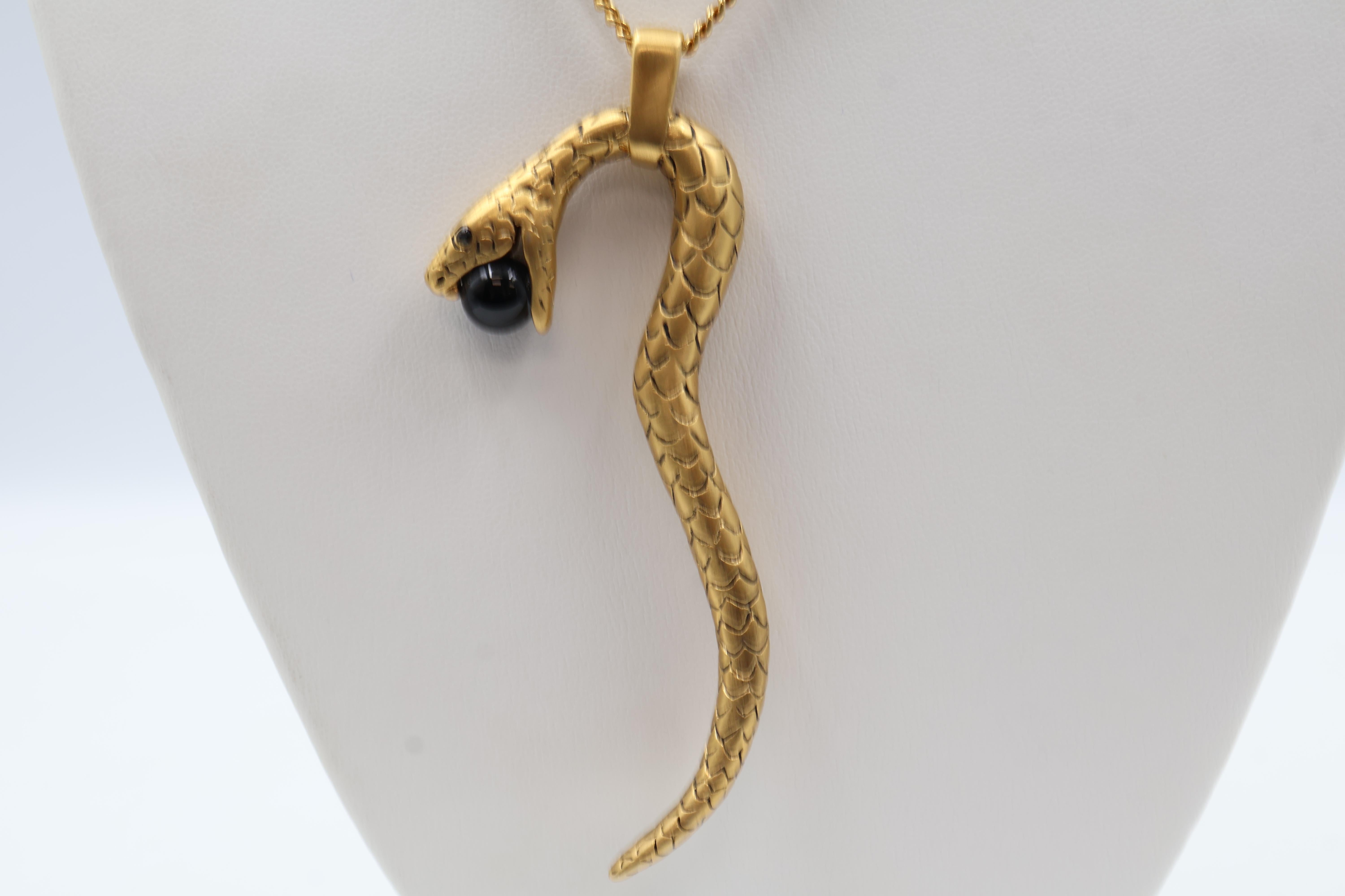 Yves Saint Laurent Gold Toned Serpent Pendant & Chain en Bueno estado para la venta en Vaughan, CA
