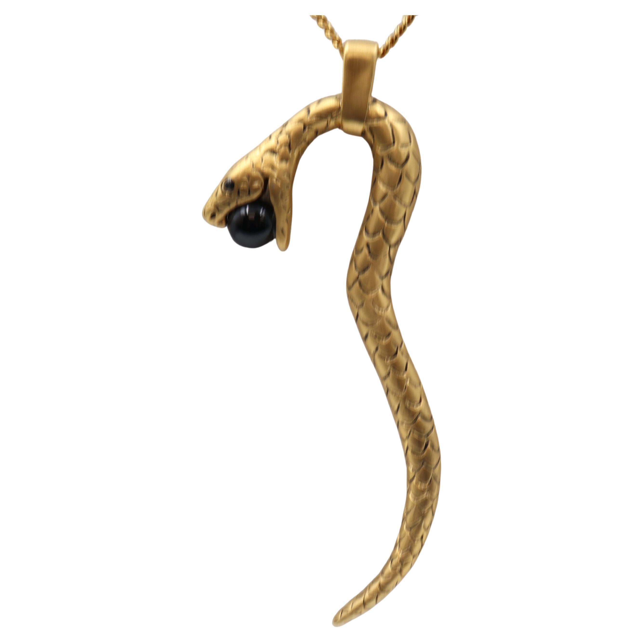 Yves Saint Laurent Gold Toned Serpent Pendant 
Chain en venta