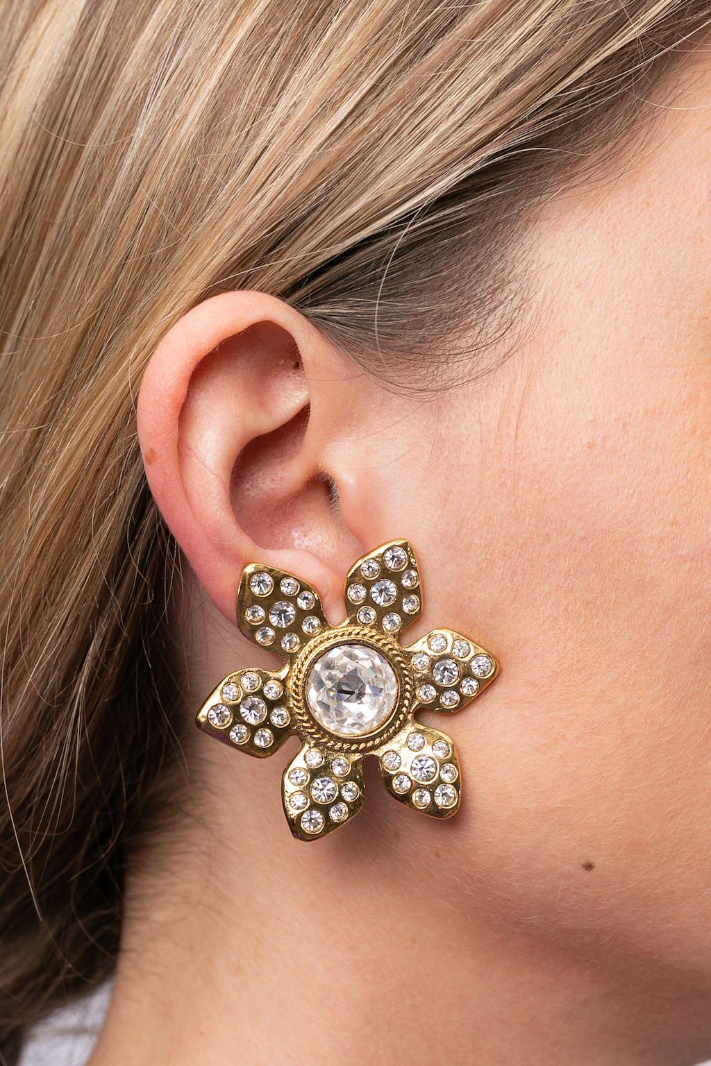 Yves Saint Laurent (Made in France) Gilted metal clip-on earrings paved with rhinestones.
Collection Prêt-à-Porter 1993.

Additional information:
Dimensions: 4 W x 5 H cm (1.57