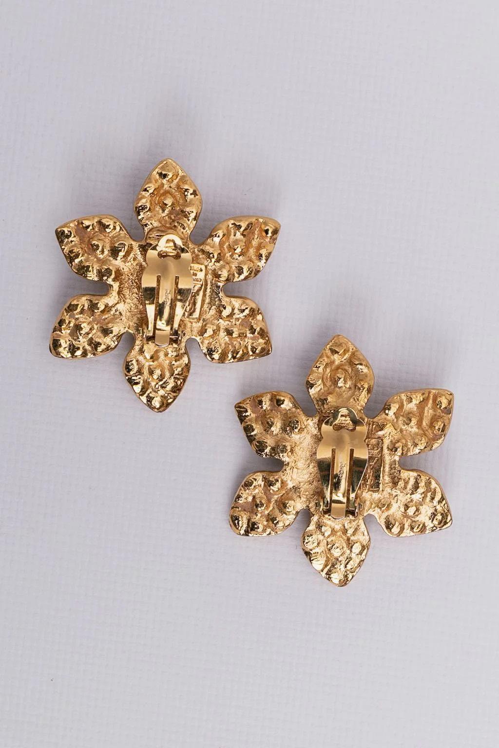 Yves Saint Laurent Golden Gilted Metal Clip-on Earrings In Excellent Condition For Sale In SAINT-OUEN-SUR-SEINE, FR