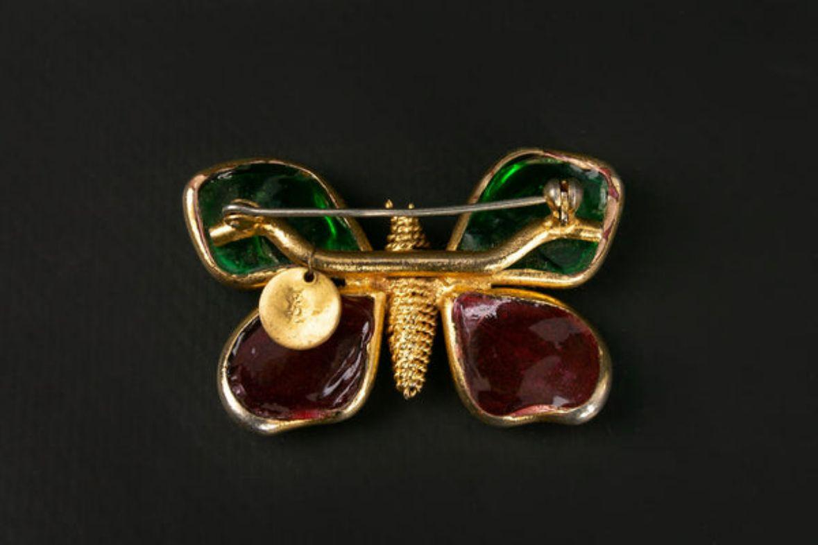 Yves Saint Laurent -Golden metal and glass paste butterfly brooch. Presence of cracks in the glass paste.

Additional information:
Dimensions: 5.3 cm x 3.5 cm
Condition: Good condition
Seller Ref number: BR75