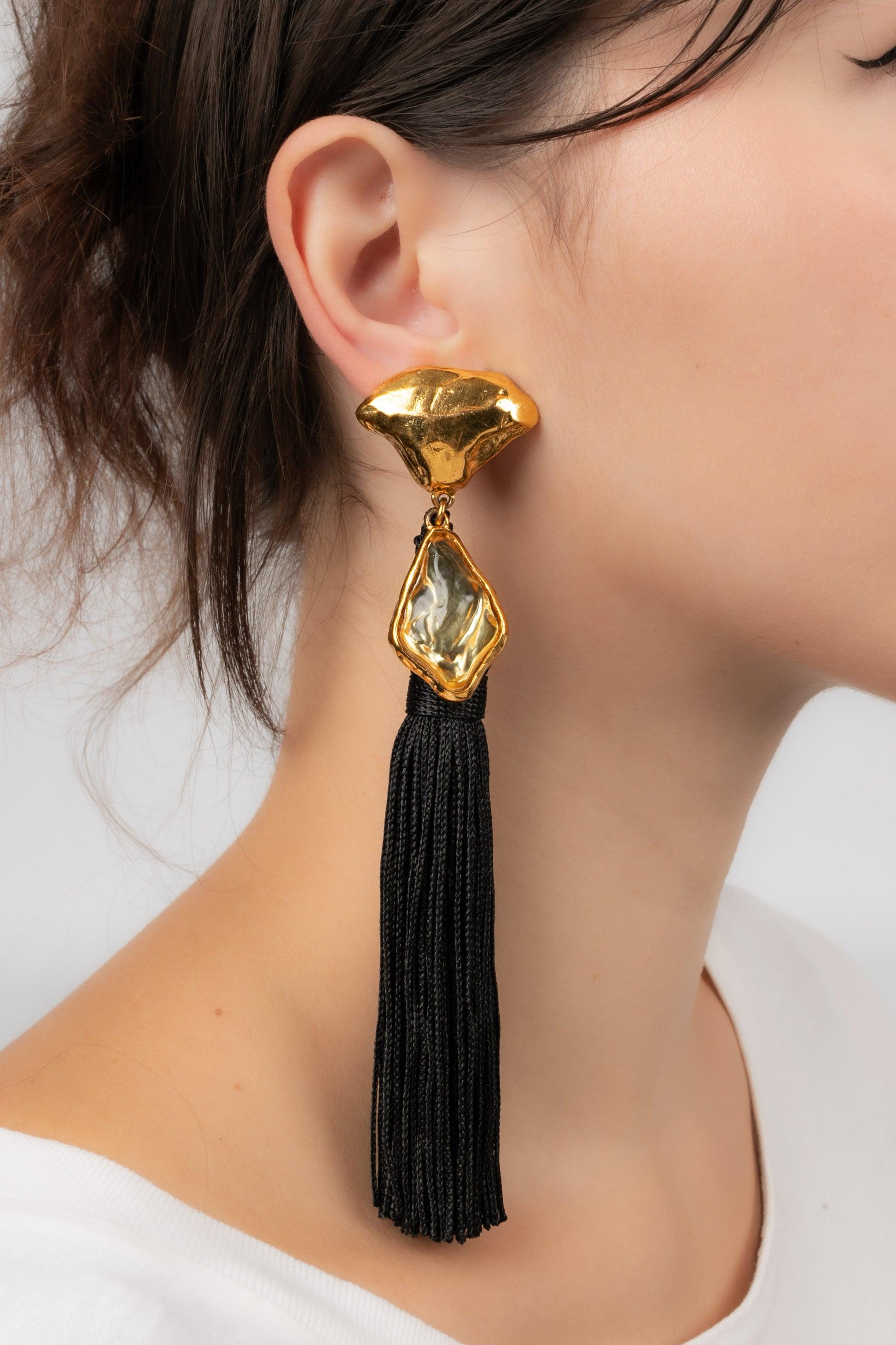 Yves Saint Laurent - (Made in France) Golden metal and resin earrings with a black trimmings pompom.

Additional information:
Condition: Very good condition
Dimensions: Length: 15 cm

Seller Reference: BO49