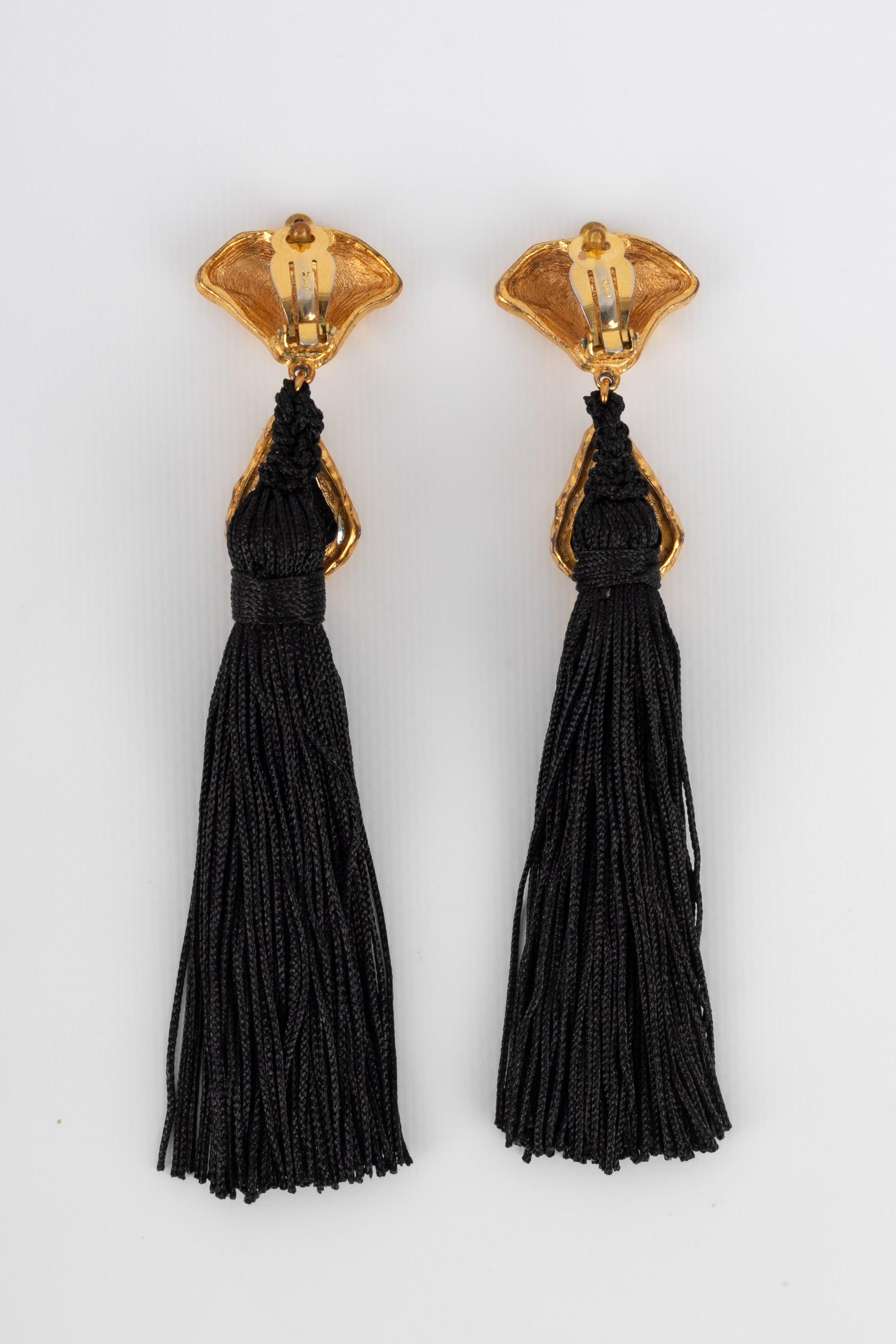 Yves Saint Laurent Golden Metal and Resin Earrings with Black Trimmings Pompom In Excellent Condition For Sale In SAINT-OUEN-SUR-SEINE, FR
