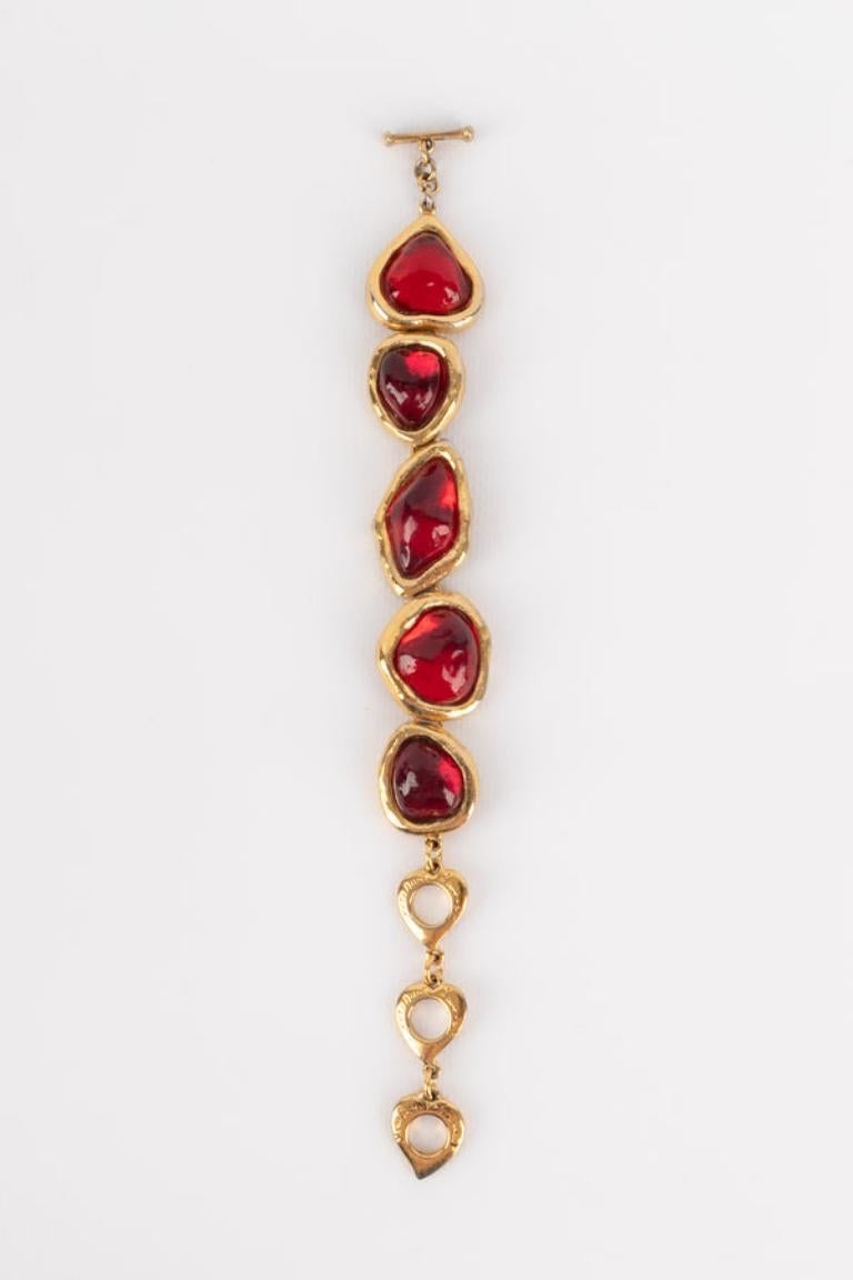 Yves Saint Laurent - (Made in France) Golden metal articulated bracelet with red resin cabochons.

Additional information: 
Condition: Very good condition
Dimensions: Length: 17 cm // 20 cm // 23 cm

Seller Reference: BRA10