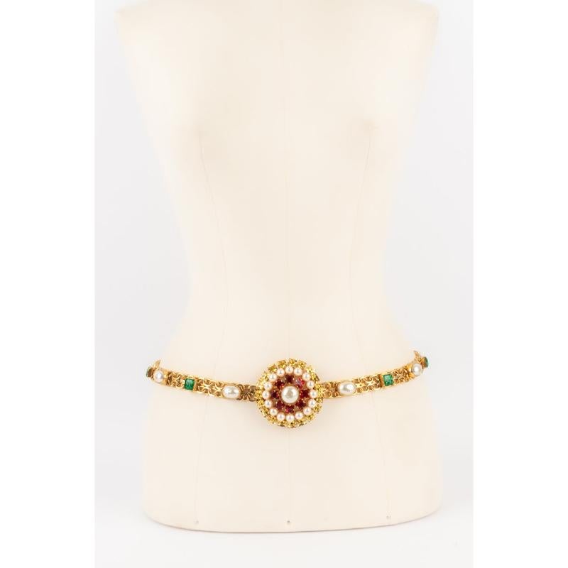 Yves Saint Laurent - (Made in France) Golden metal jewellery belt, with pearly cabochons and rhinestones. Haute Couture jewellery.

Additional information:
Condition: Very good condition
Dimensions: Length: 80 cm - Buckle diameter: 6.5 cm

Seller