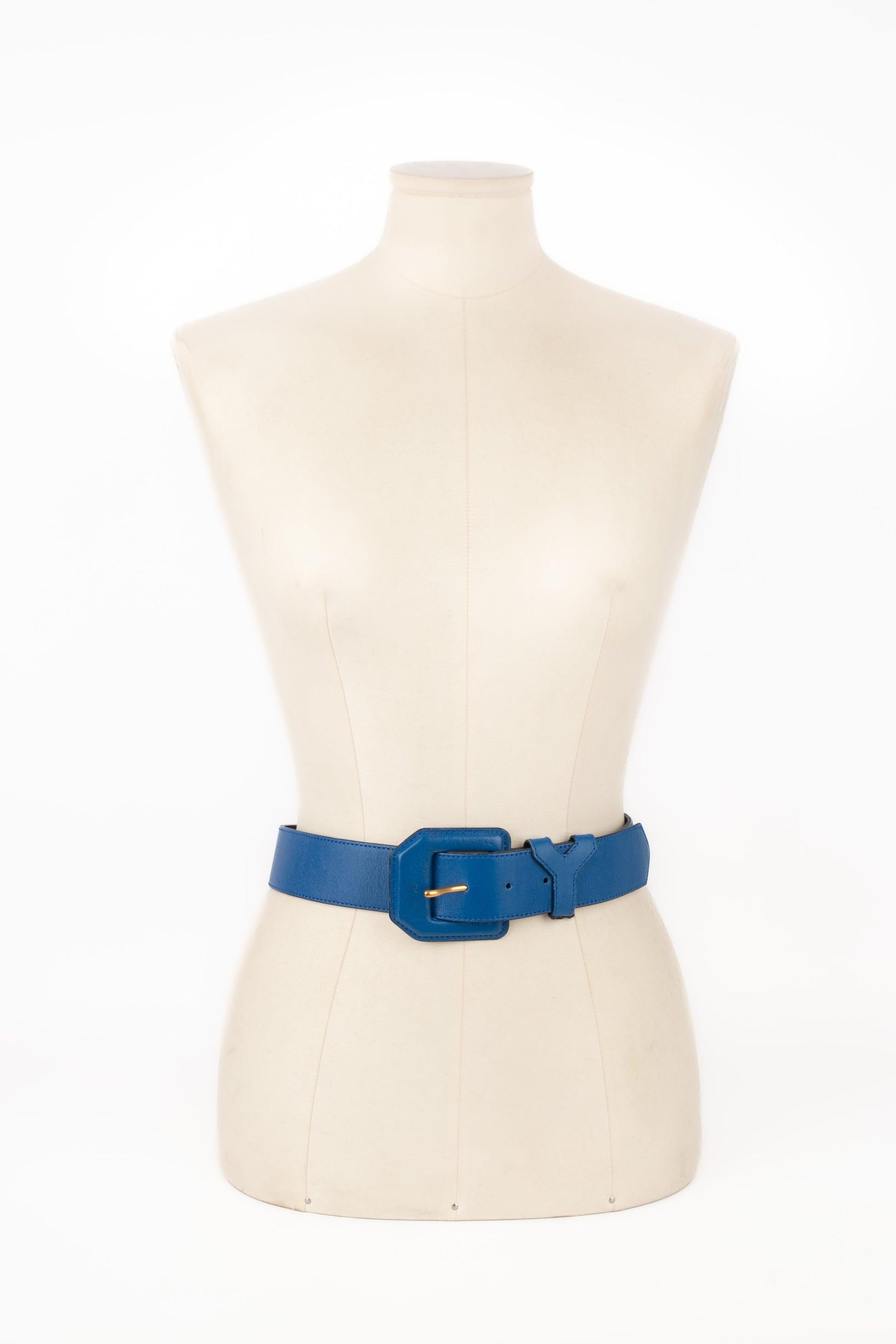 Yves Saint Laurent - (Made in France) Cintura in pelle blu con metallo dorato.

Informazioni aggiuntive:
Condizioni: Conditio sine qua non
Dimensioni: Lunghezza: da 65 a 70 cm

Riferimento del venditore: ACC212
