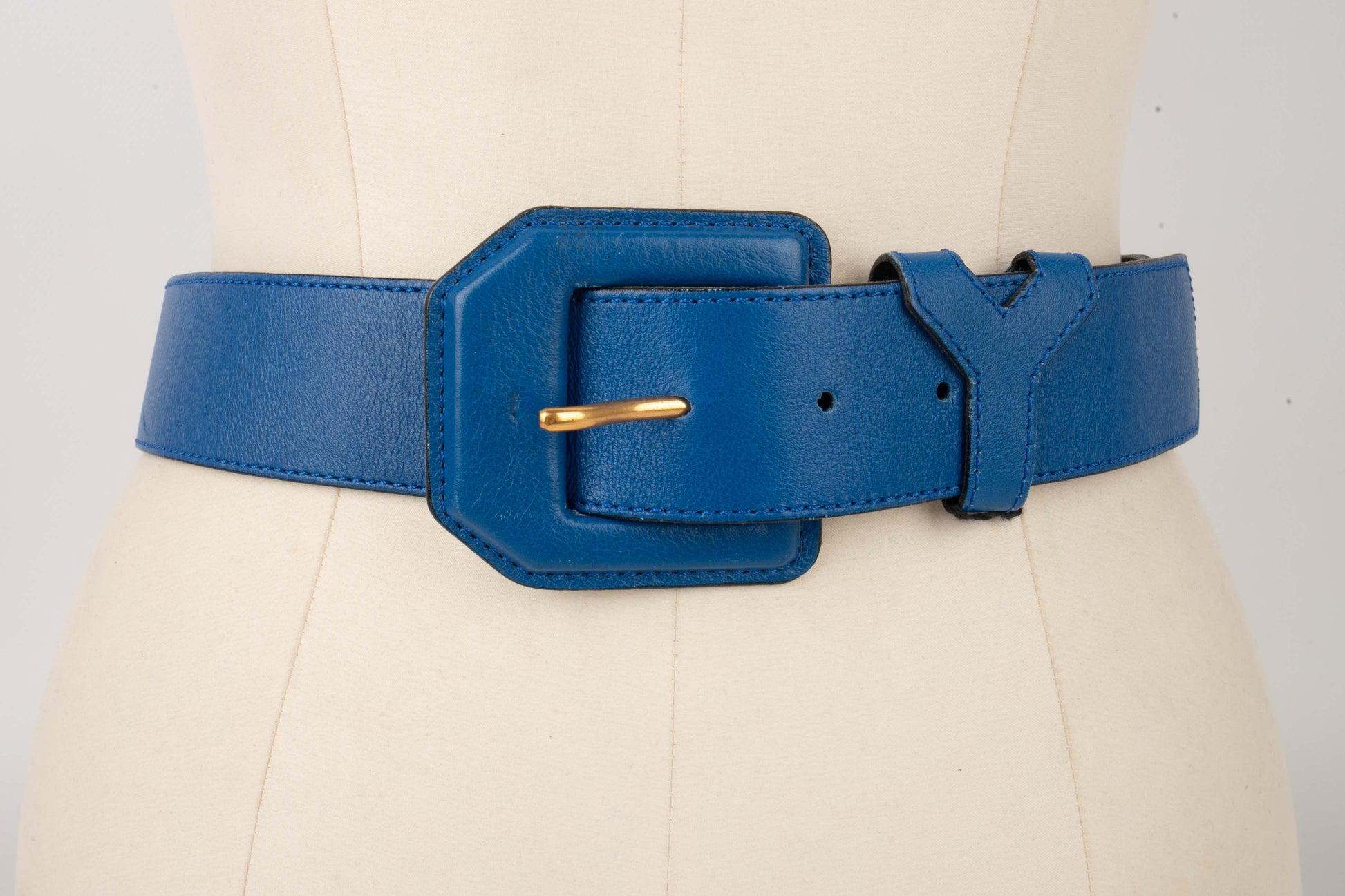 Blu Cintura in pelle blu con metallo dorato di Yves Saint Laurent in vendita