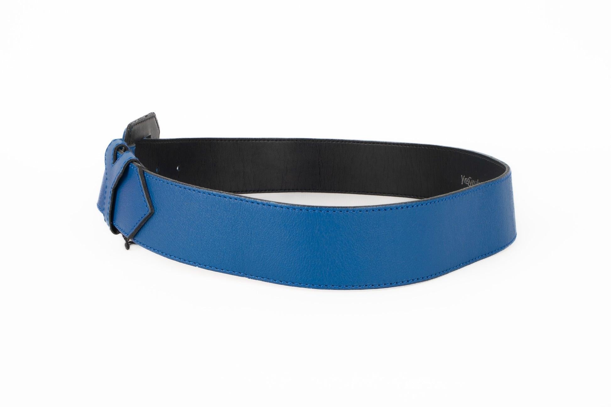Cintura in pelle blu con metallo dorato di Yves Saint Laurent In condizioni discrete in vendita a SAINT-OUEN-SUR-SEINE, FR