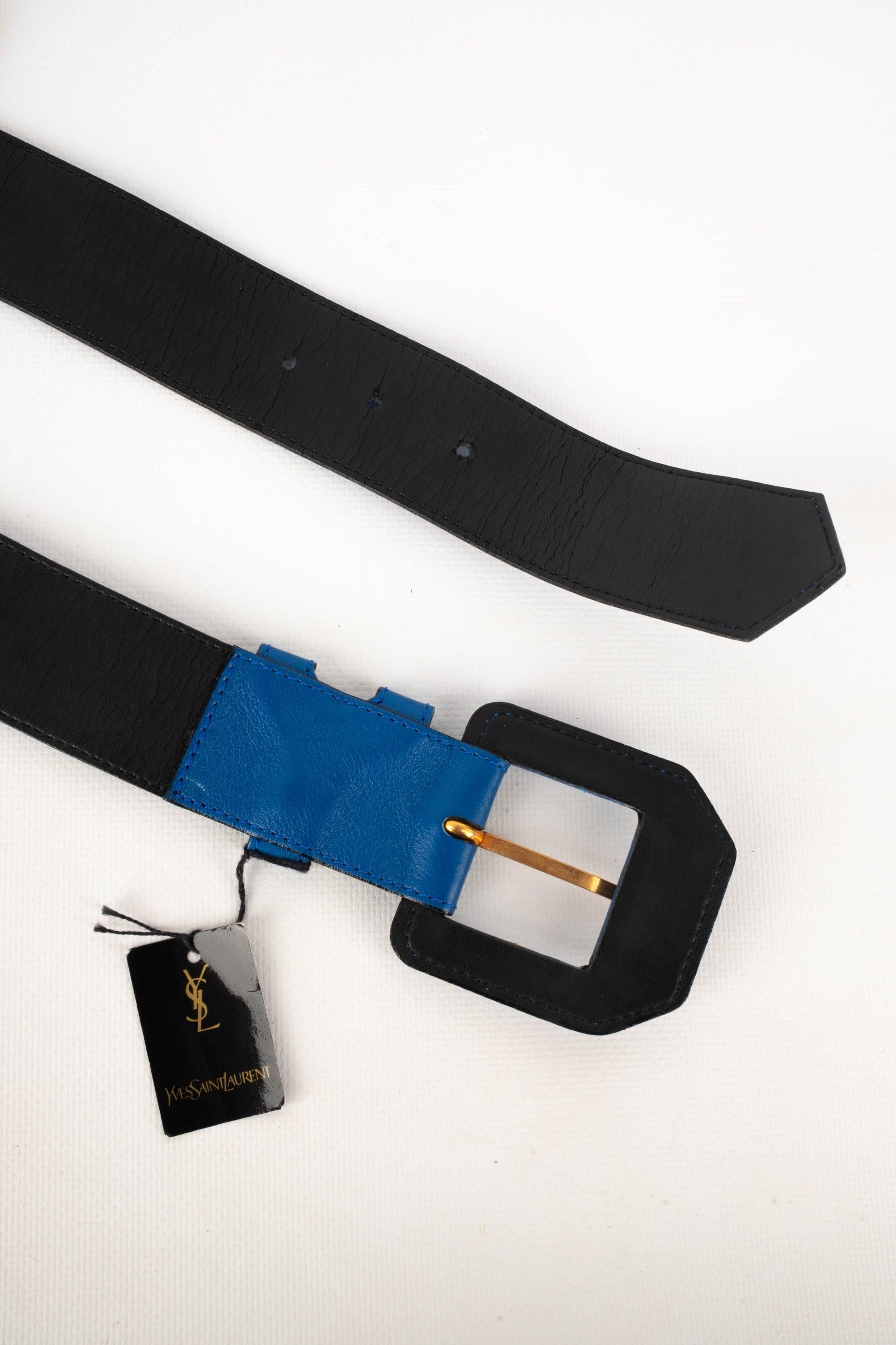 Cintura in pelle blu con metallo dorato di Yves Saint Laurent in vendita 1