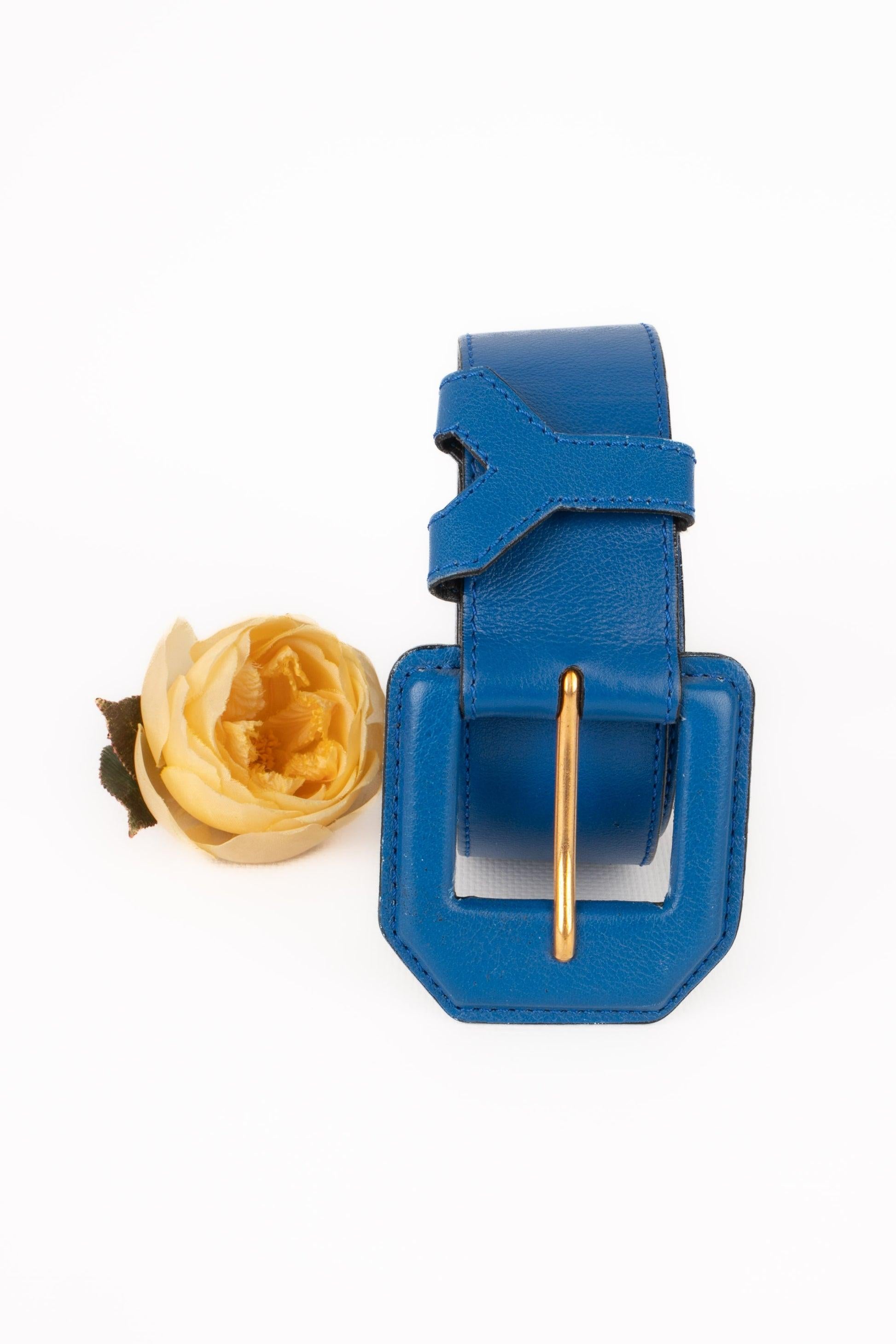 Cintura in pelle blu con metallo dorato di Yves Saint Laurent in vendita 4