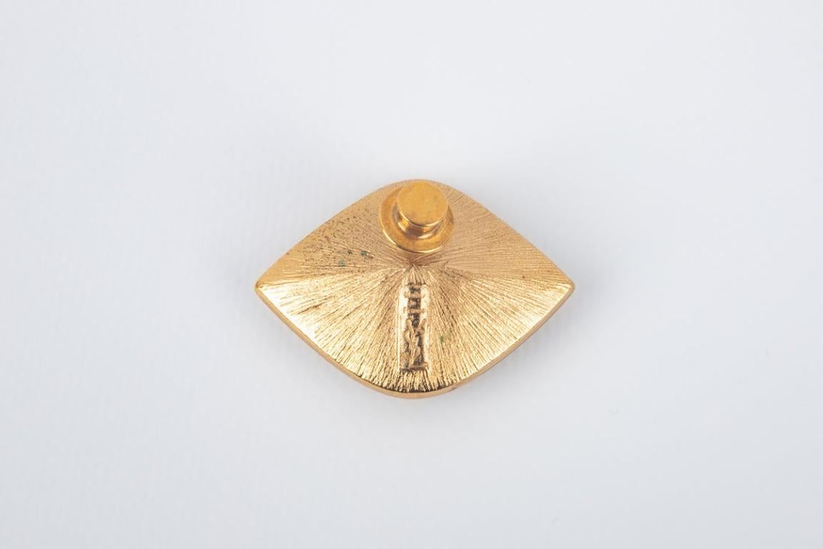 Yves Saint Laurent - (Made in France) Golden metal label pin centered with an impressive rhinestone.

Additional information:
Condition: Very good condition
Dimensions: 5 cm x 3.5 cm

Seller Reference: BR113