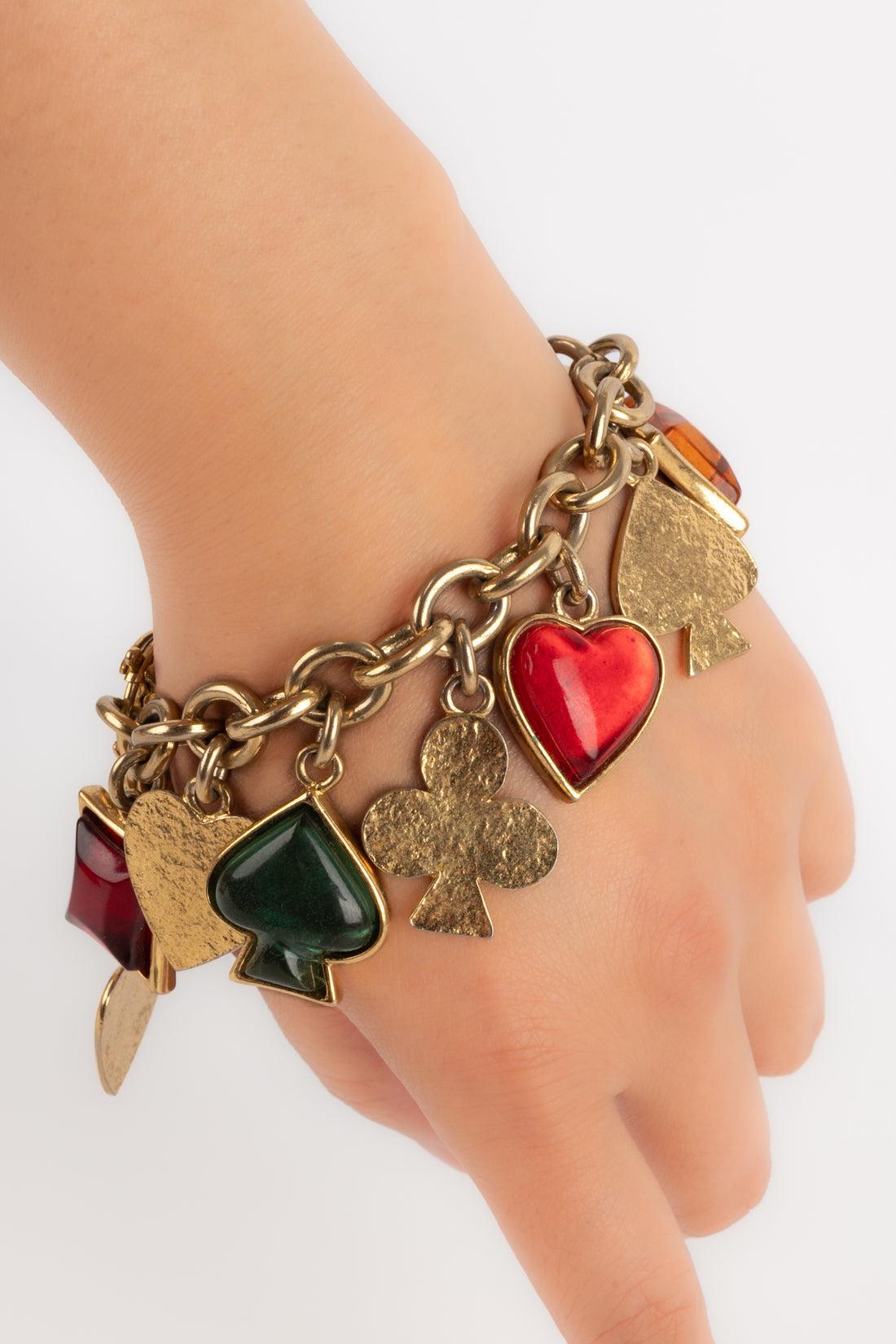 Yves Saint Laurent - (Made in France) Bracciale in metallo dorato con charme raffiguranti carte da briscola.

Informazioni aggiuntive:
Condizioni: Ottime condizioni
Dimensioni: Lunghezza: 22 cm

Riferimento del venditore: BRA26