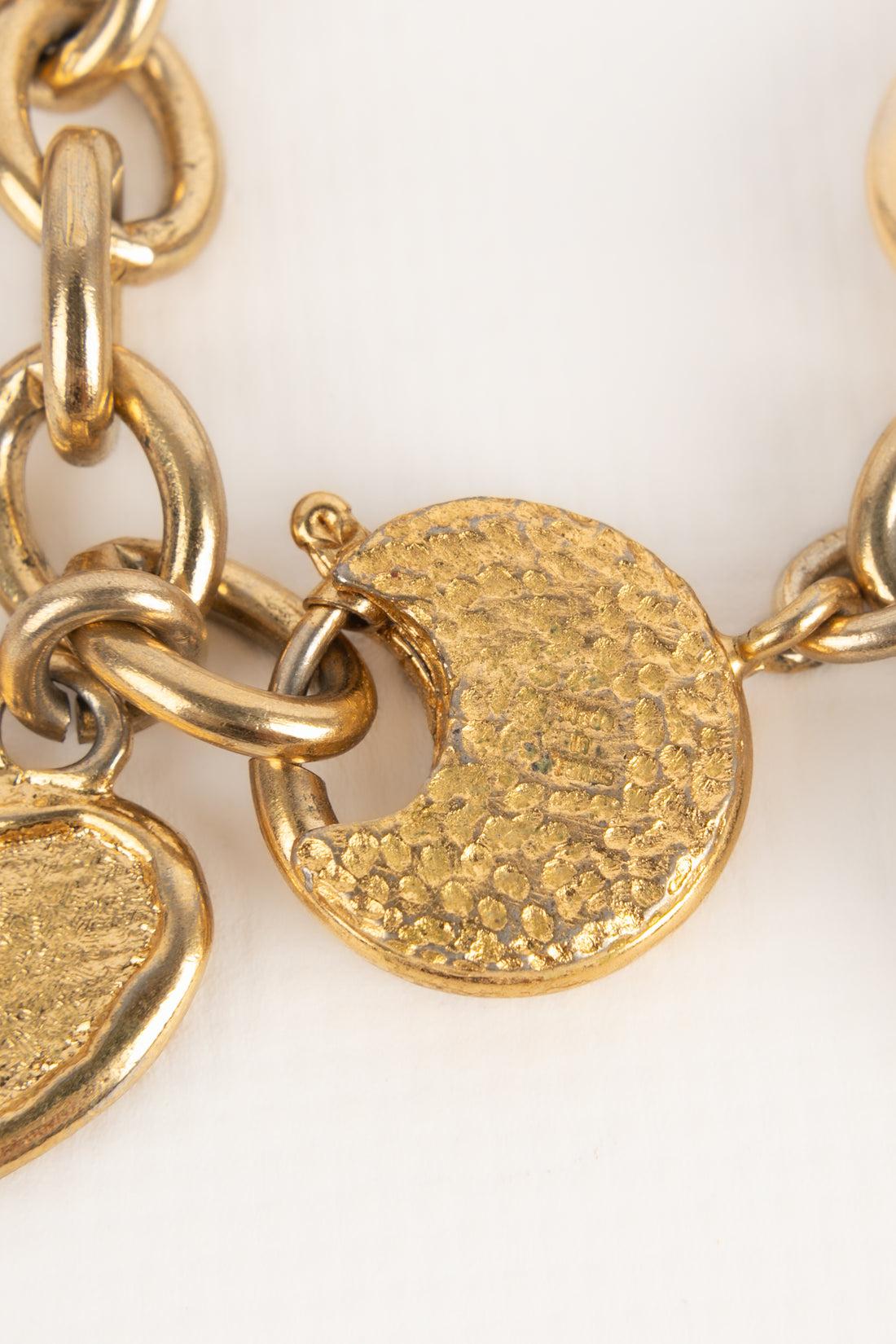 Bracciale con charme in metallo dorato Yves Saint Laurent in vendita 2