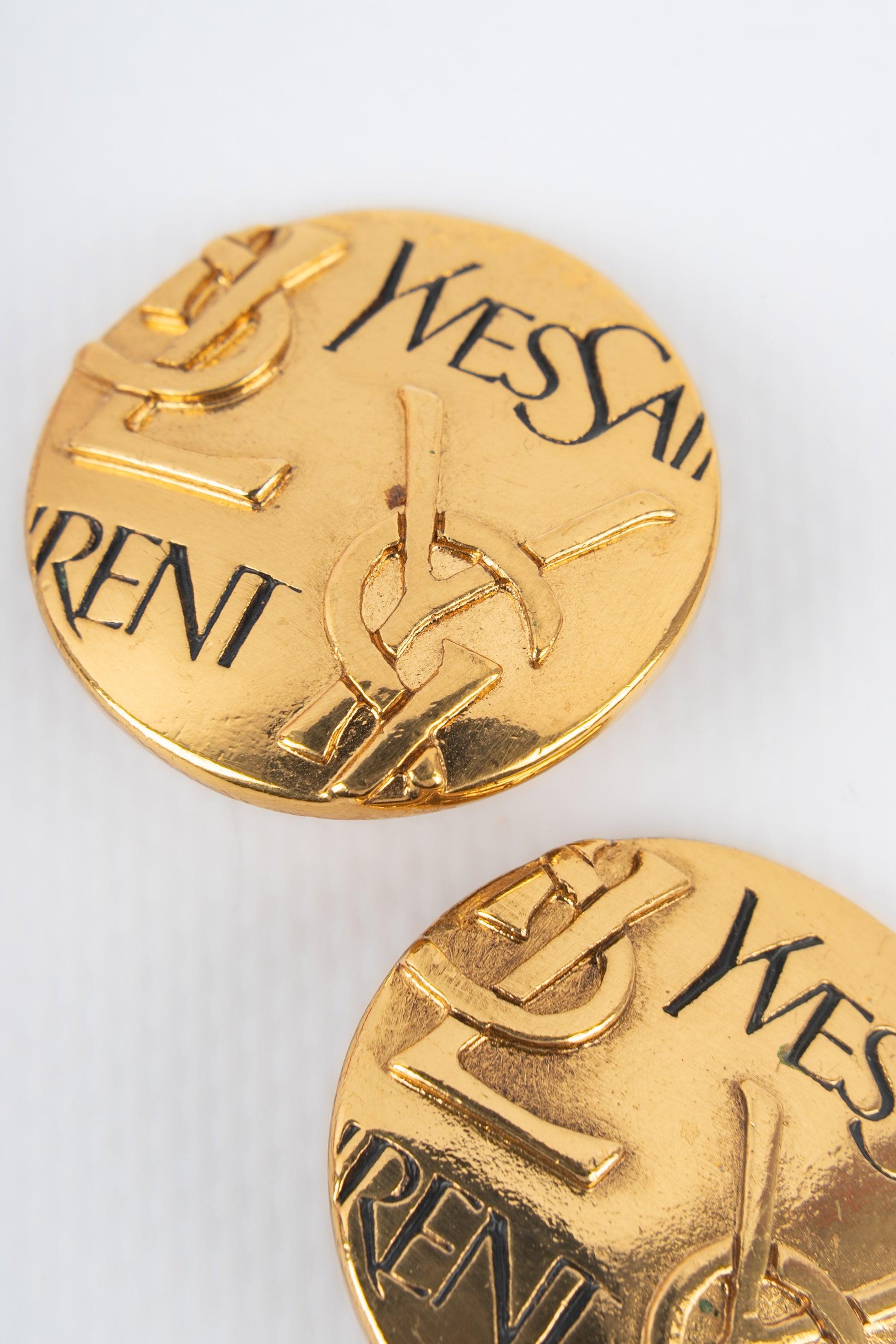 Yves Saint Laurent - (Made in France) Golden metal clip-on earrings from the beginning of the 1990s.

Additional information:
Condition: Very good condition
Dimensions: Diameter: 3 cm
Period: 20th Century

Seller Reference: BO286
