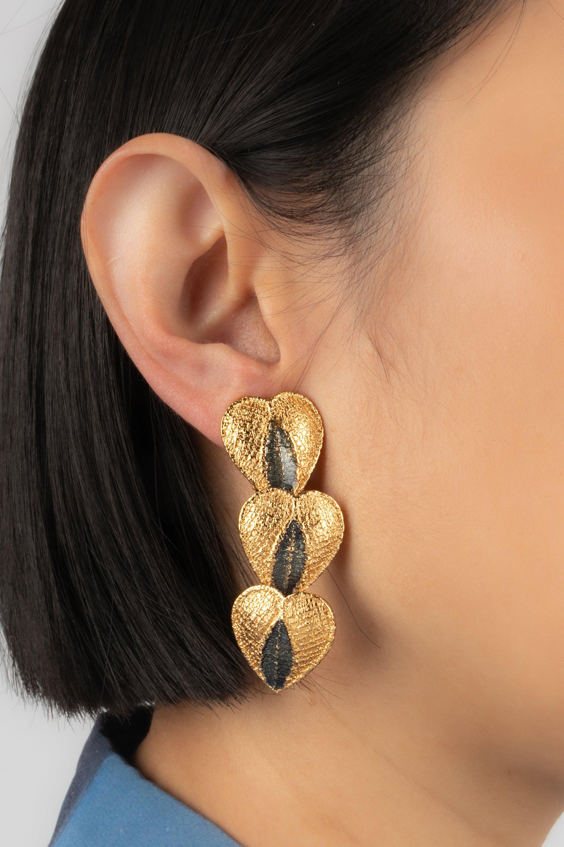 Yves Saint Laurent - (Made in France) Articulated golden metal clip-on earrings enameled with blue. Jewelry from the middle of the 1980s.

Additional information:
Condition: Very good condition
Dimensions: Length: 6 cm
Period: 20th Century

Seller