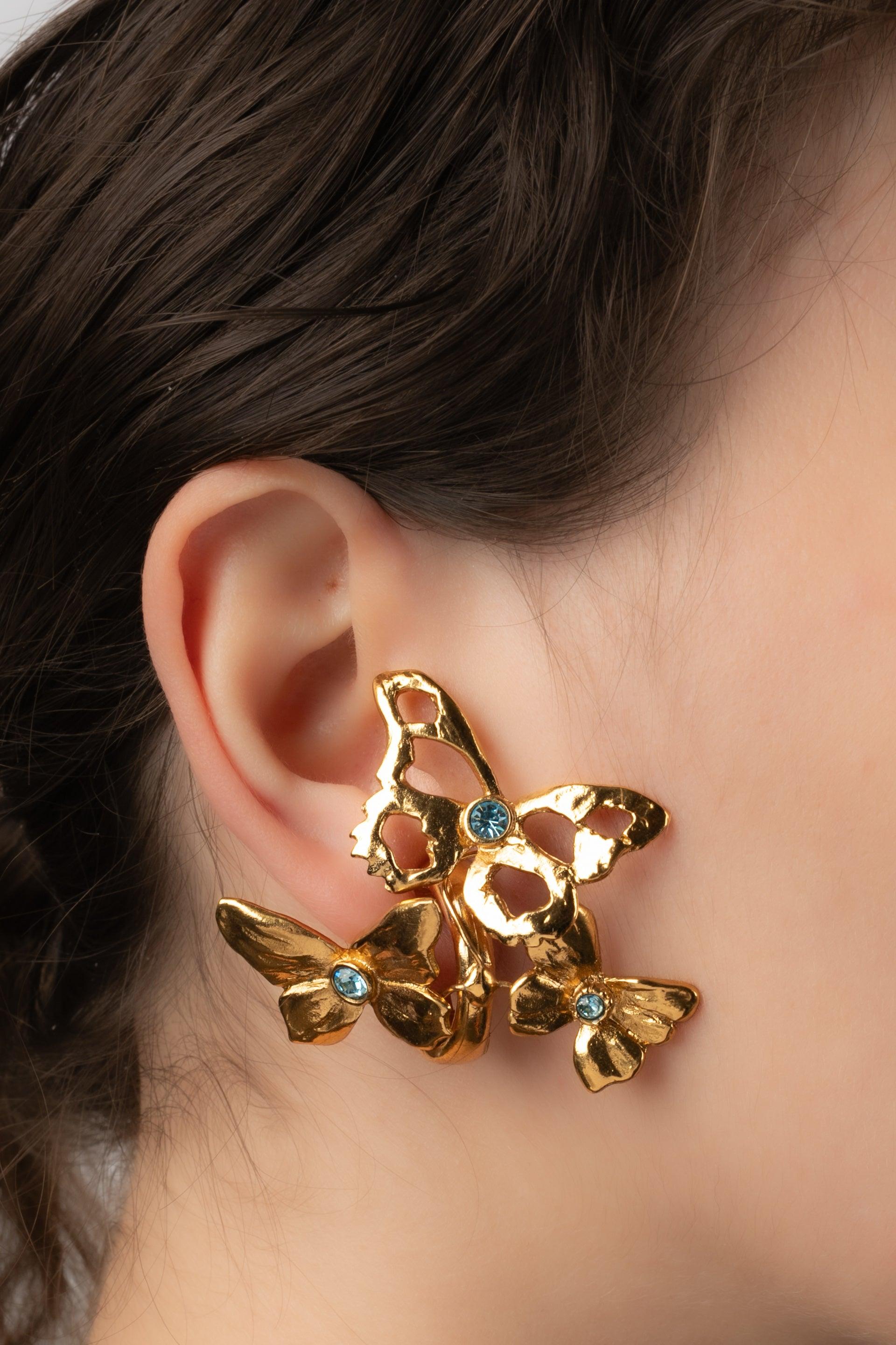 Yves Saint Laurent - (Made in France) Goldene Ohrringe aus Metall mit blauen Strasssteinen.

Zusätzliche Informationen:
Zustand: Sehr guter Zustand
Abmessungen: Höhe: 4 cm

Sellers Referenz: BO67