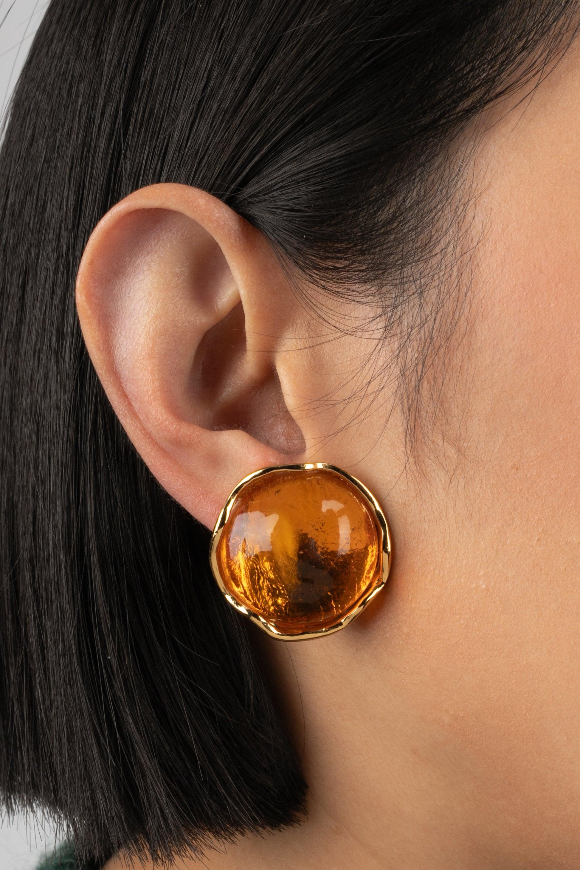 Yves Saint Laurent - (Made in France) Golden metal clip-on earrings with orange resin.

Additional information:
Condition: Very good condition
Dimensions: Height: 3 cm

Seller Reference: BO167

