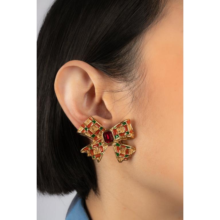 Yves Saint Laurent -  (Made in France) Orecchini a clip in metallo dorato con smalto e strass rossi.

Informazioni aggiuntive:
Condizioni: Ottime condizioni
Dimensioni: Altezza: 4 cm

Riferimento del venditore: BOB188

