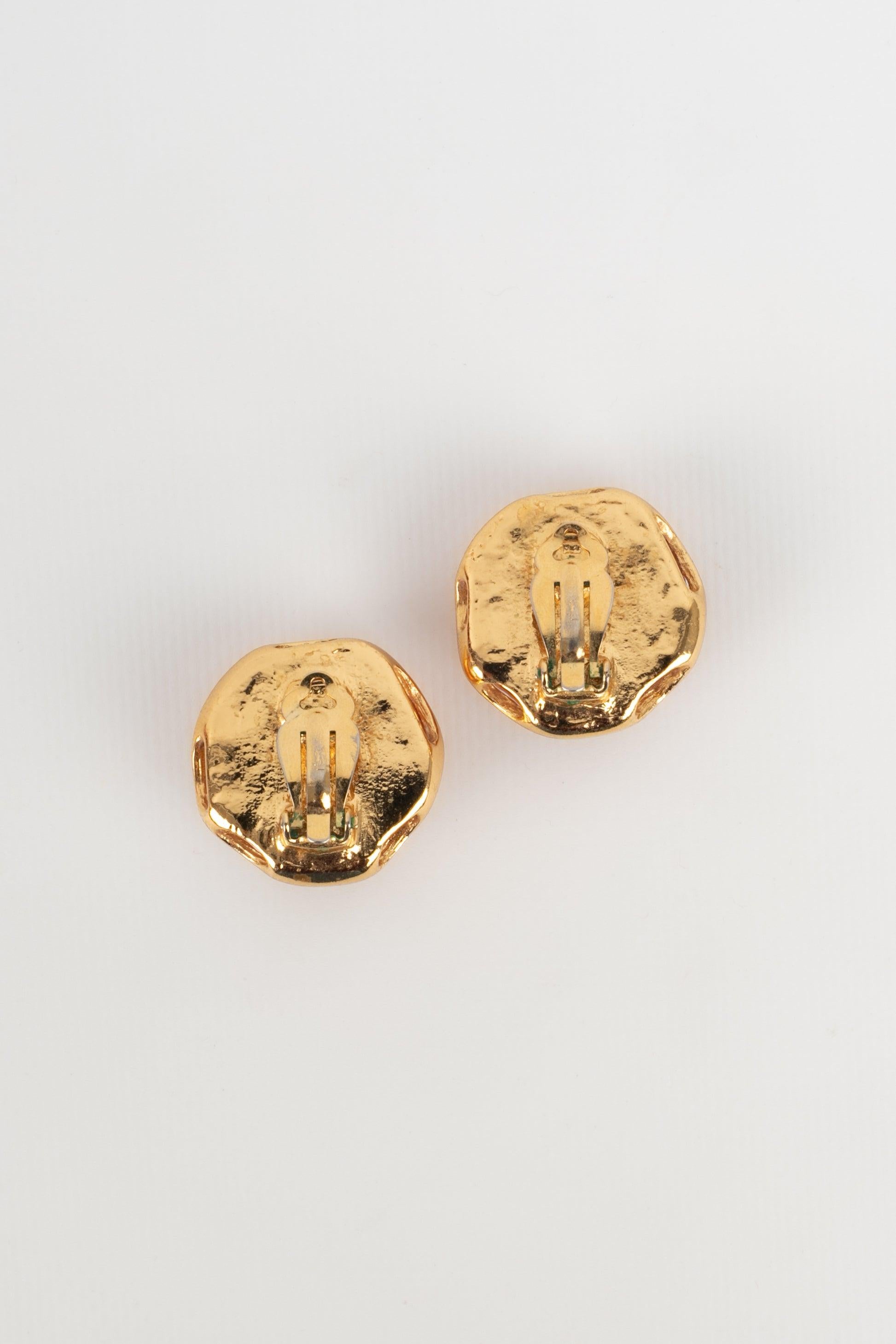 Yves Saint Laurent - Boucles d'oreilles à clip en métal doré Excellent état - En vente à SAINT-OUEN-SUR-SEINE, FR