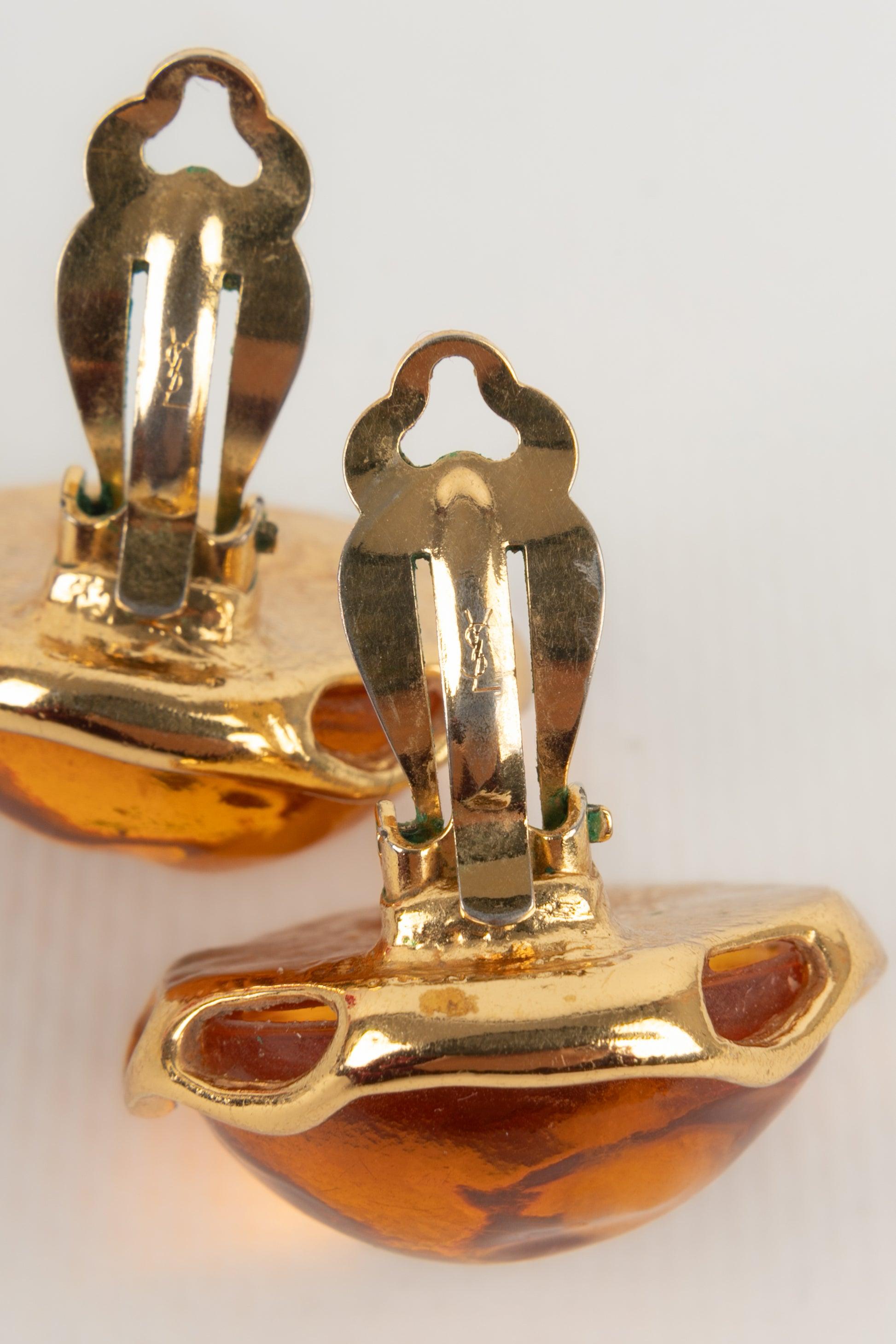Yves Saint Laurent - Boucles d'oreilles à clip en métal doré en vente 1