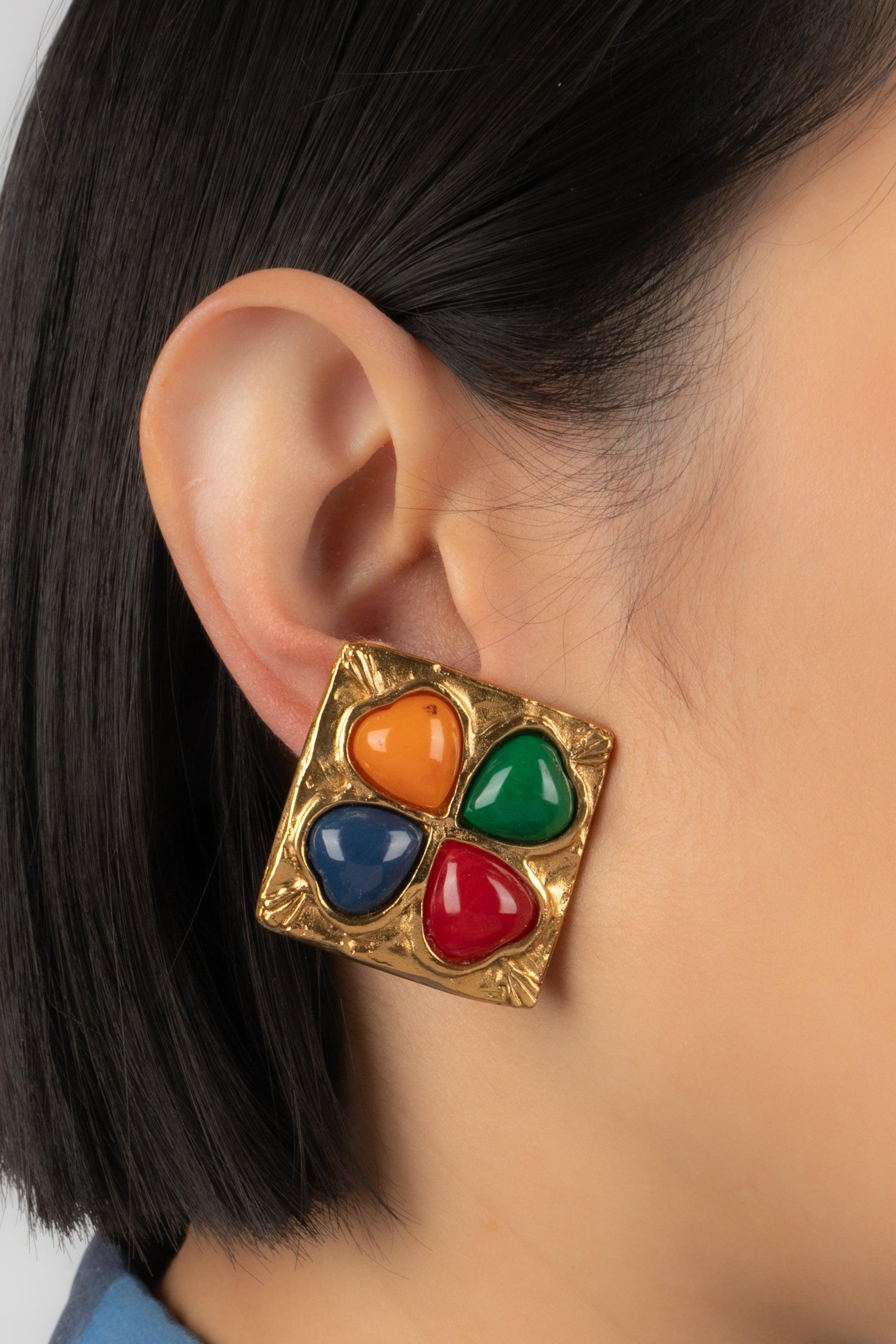 Yves Saint Laurent - (Made in France) Golden metal clip-on earrings with glass paste cabochons. Jewelry from the middle of the 1980s.

Additional information:
Condition: Very good condition
Dimensions: 5 cm x 5 cm
Period: 20th Century

Seller