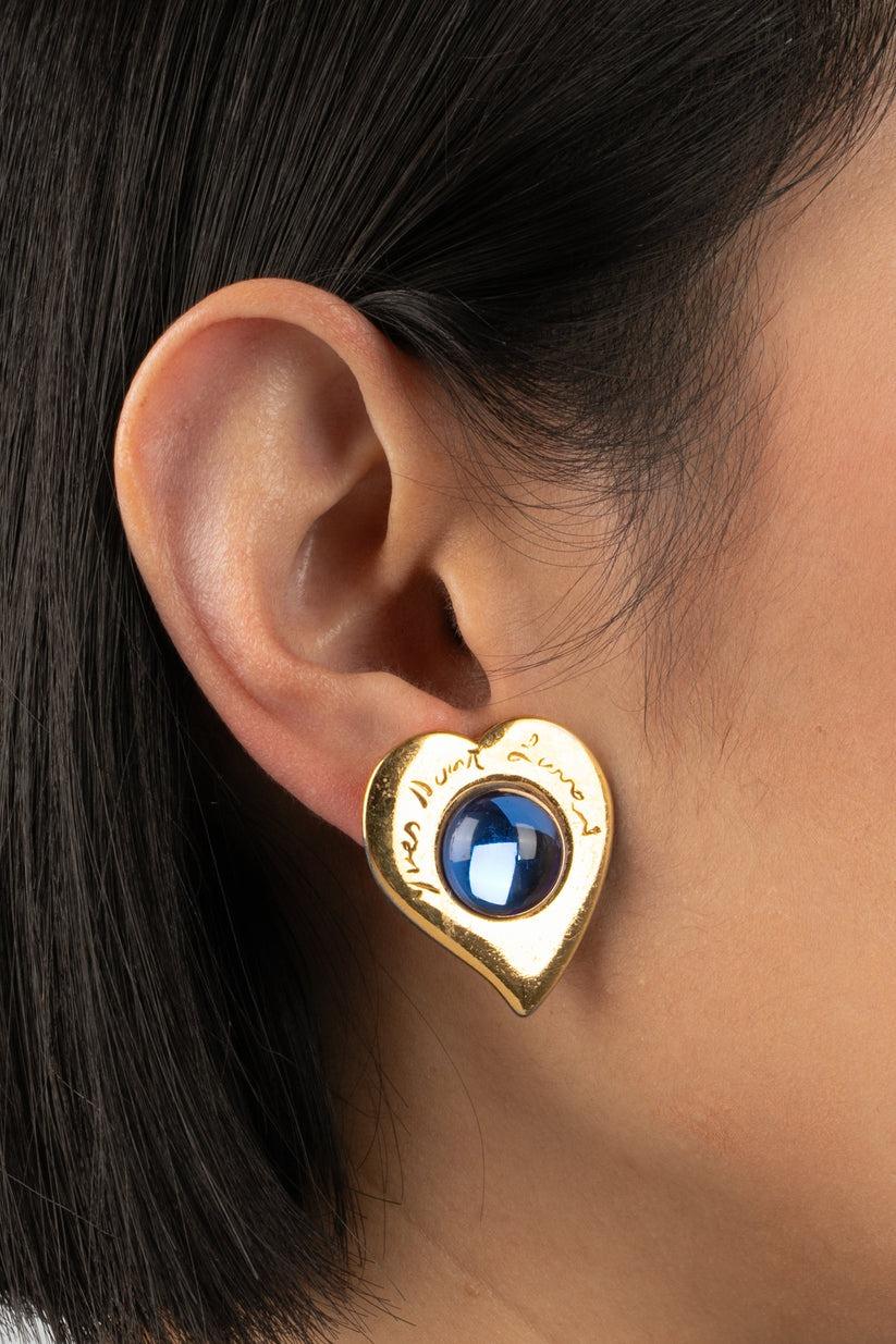 Yves Saint Laurent - (Made in France) Golden metal clip-on earrings with blue cabochons.

Additional information:
Condition: Very good condition
Dimensions: Height: 3.5 cm

Seller Reference: BO186