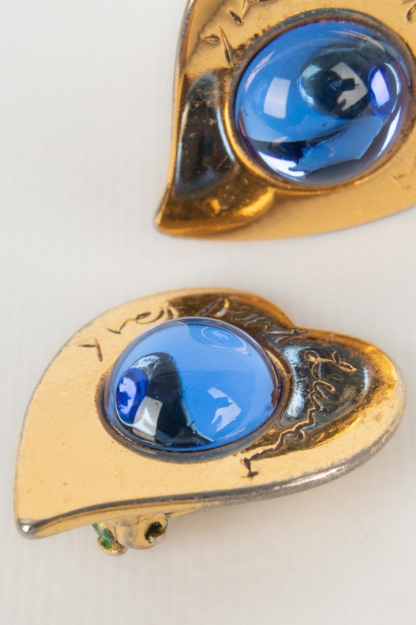Yves Saint Laurent Goldene Metall-Ohrclips mit blauen Cabochons aus Metall im Angebot 1