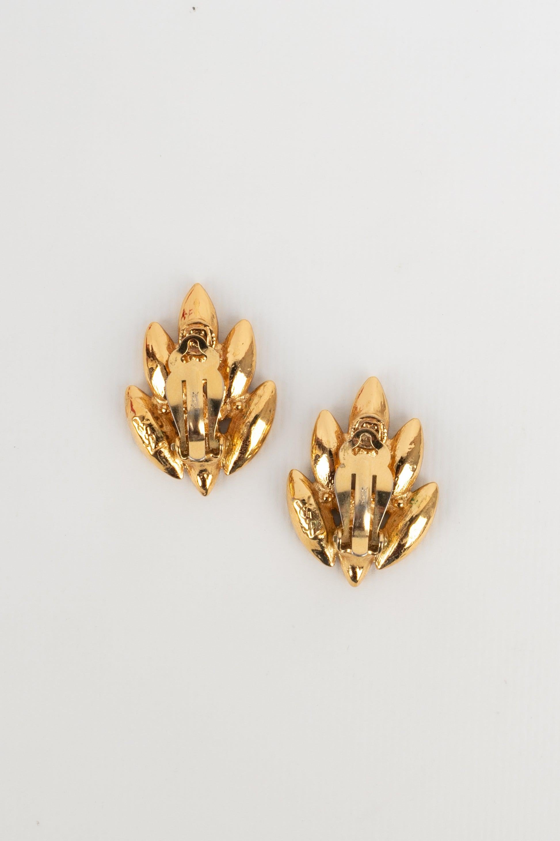 Yves Saint Laurent Golden Metal Clip-On Earrings with Blue Rhinestones In Excellent Condition For Sale In SAINT-OUEN-SUR-SEINE, FR